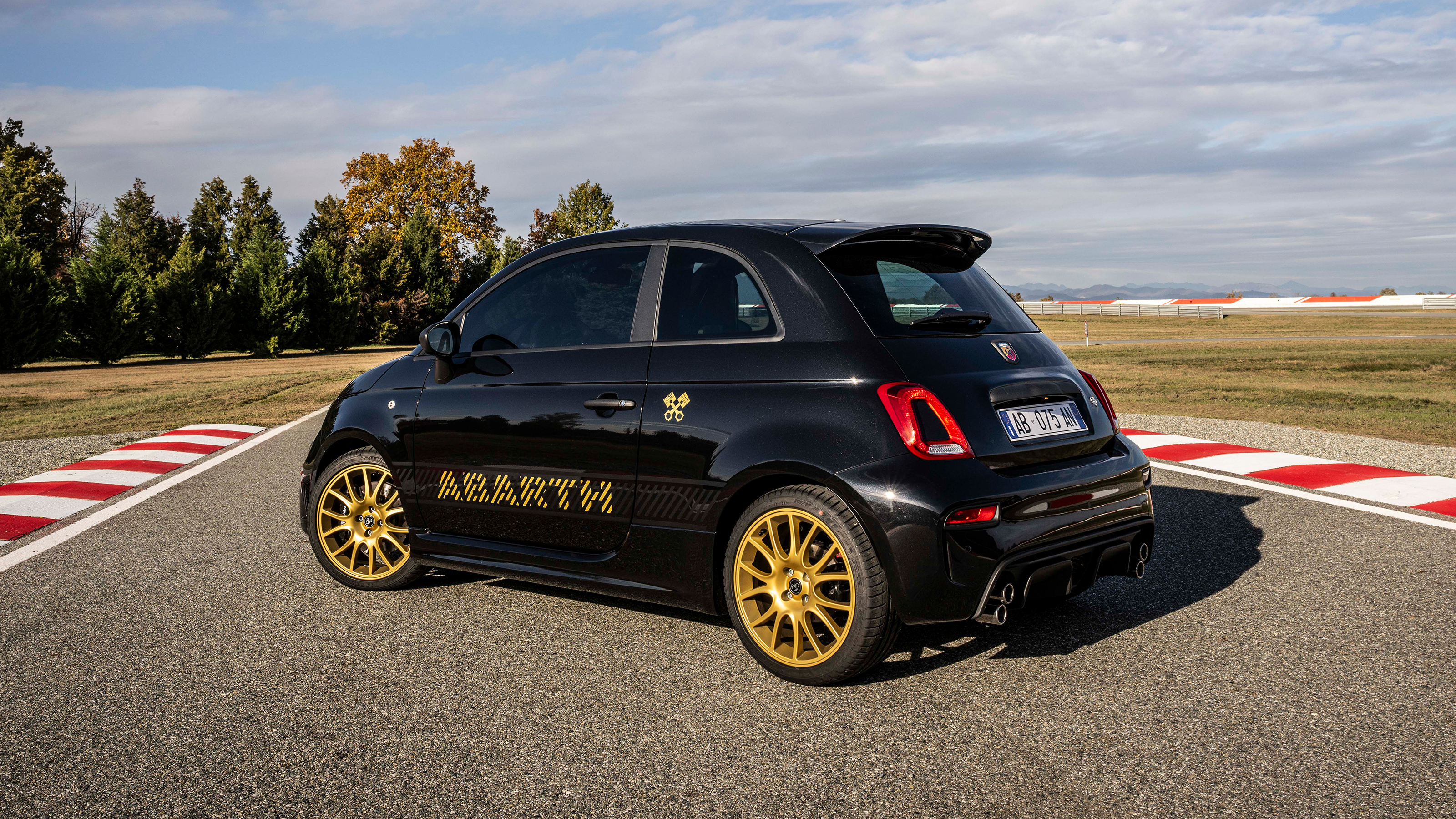 Abarth 695 75 Anniversario – rear