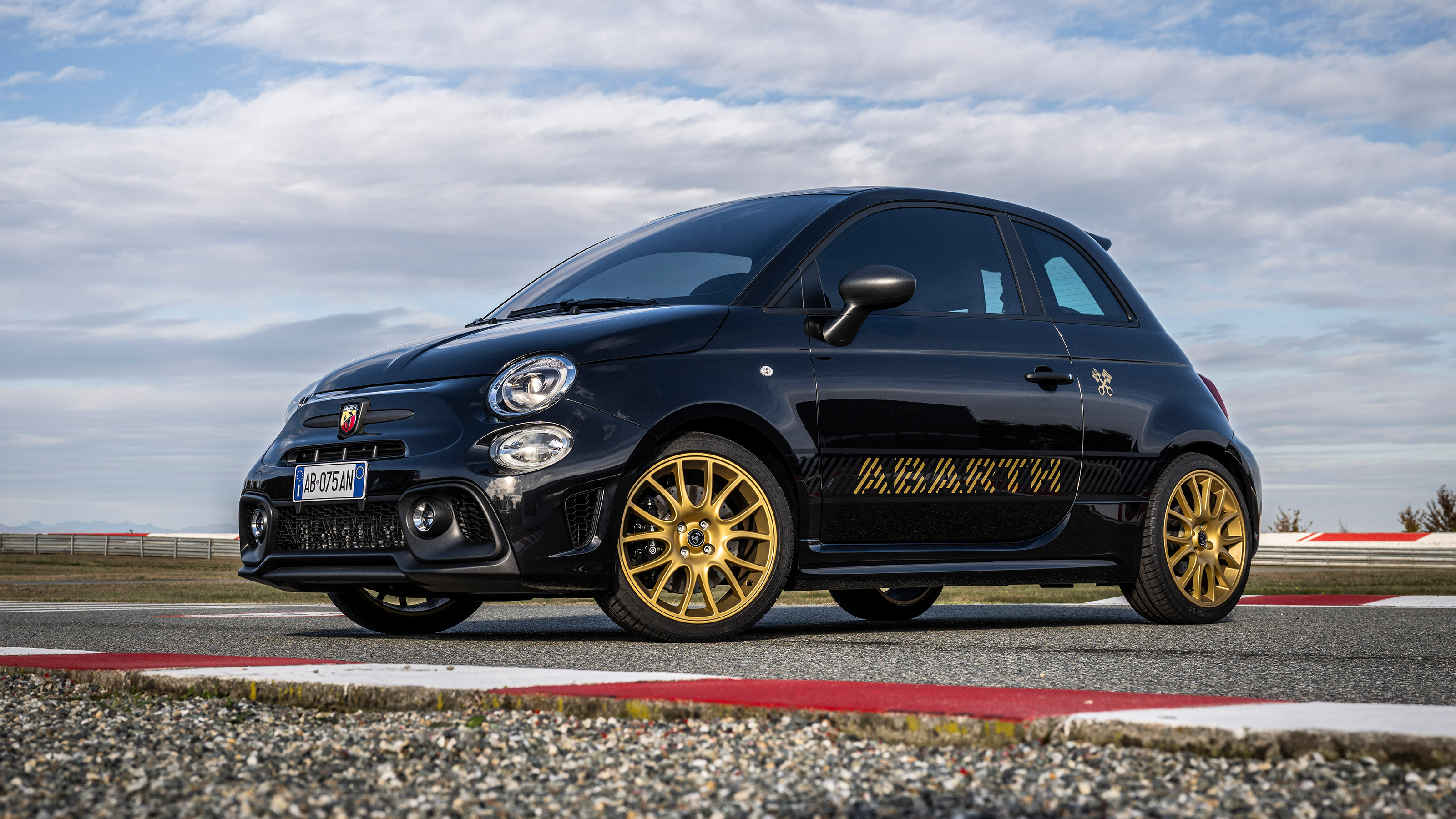Abarth 695 75 Anniversario – side