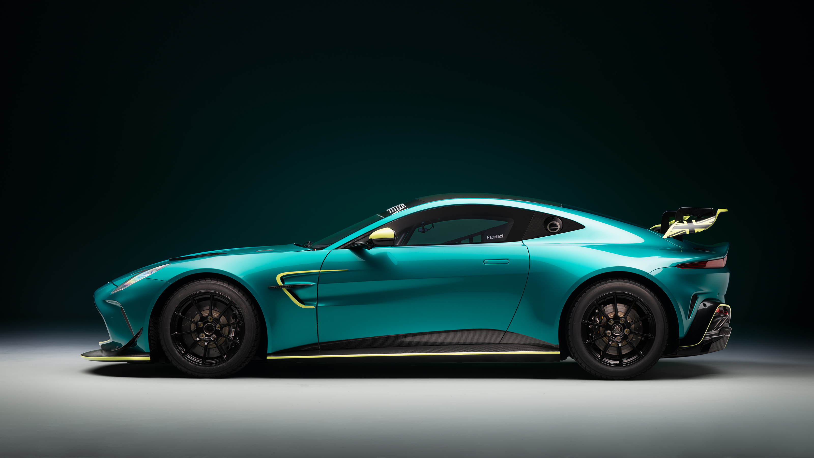Aston Martin Vantage GT4 – side