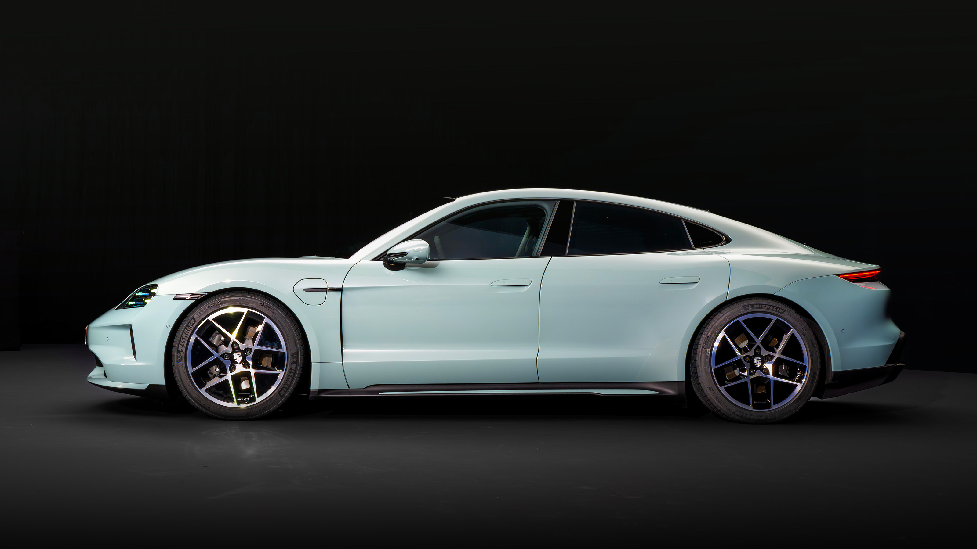 Porsche Taycan – side