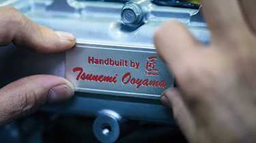 Nissan GT-R 2025 – engine plate