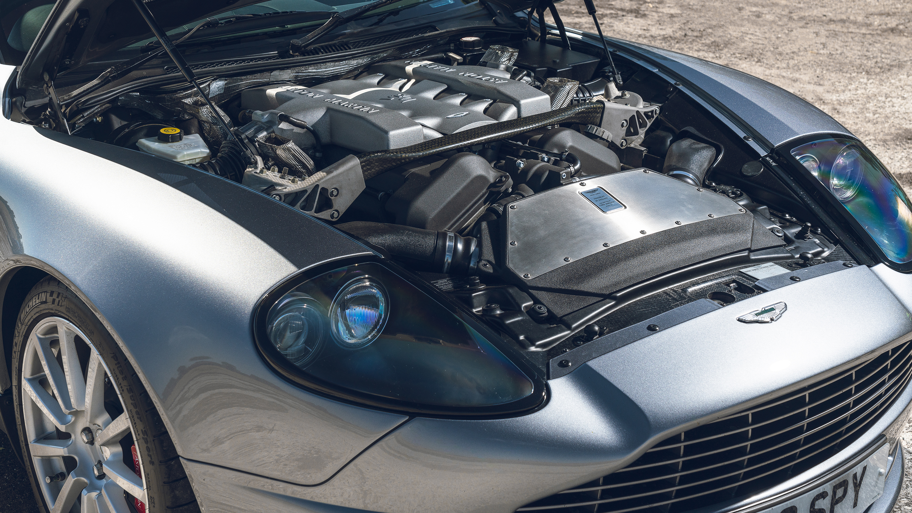 Aston Martin V12 Vanquish