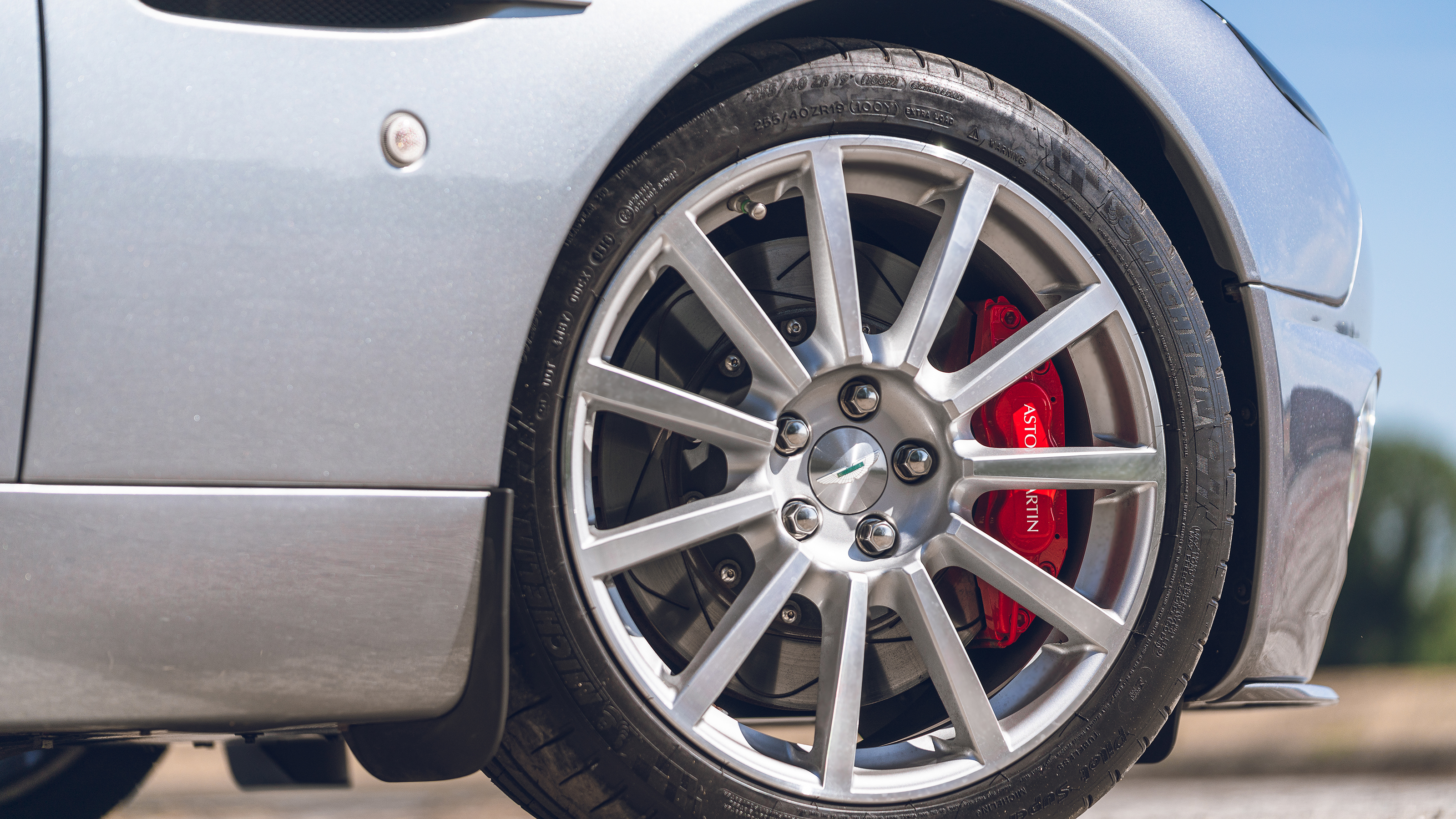 Aston Martin V12 Vanquish