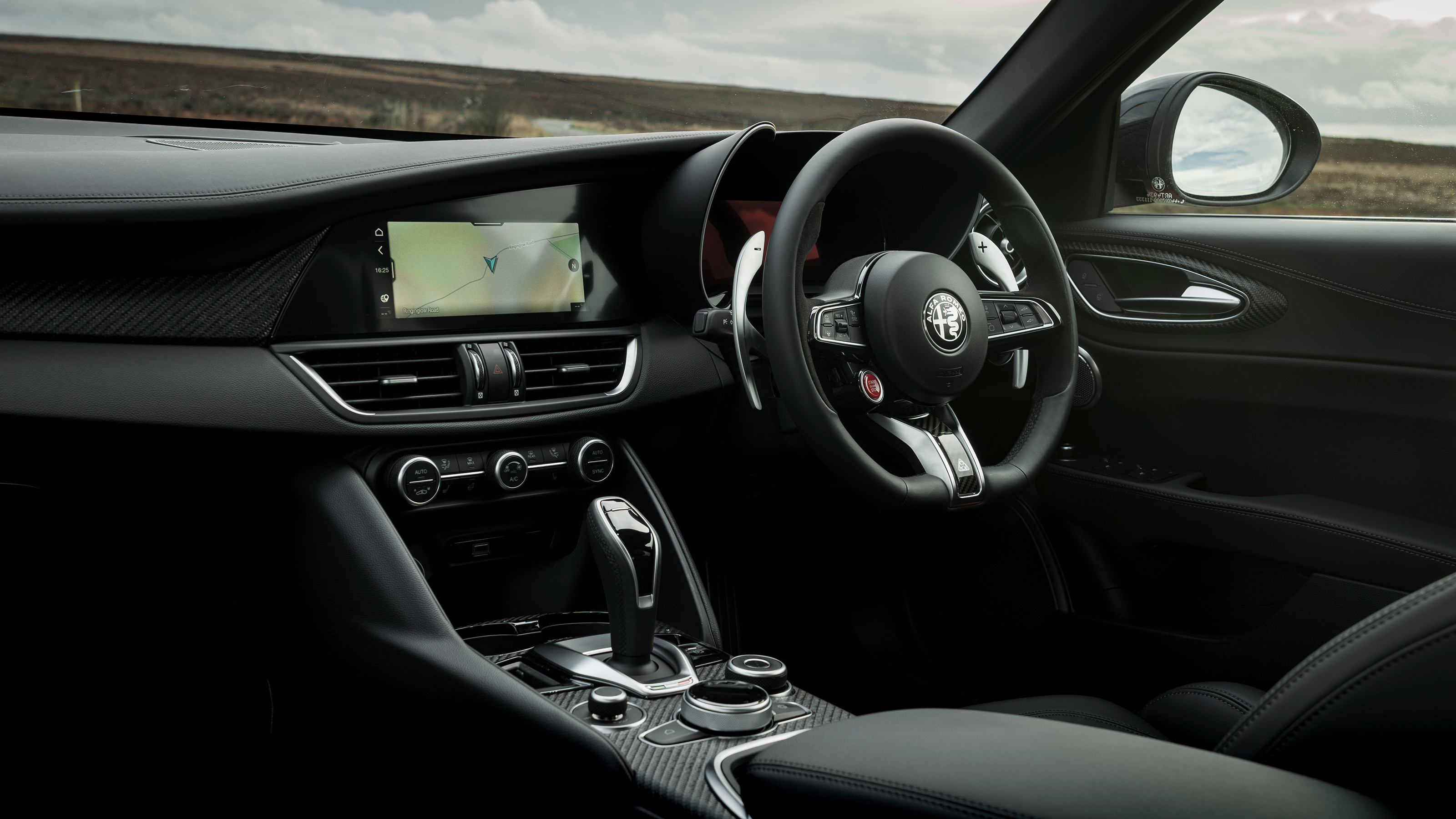Alfa Romeo Giulia Quadrifoglio – interior