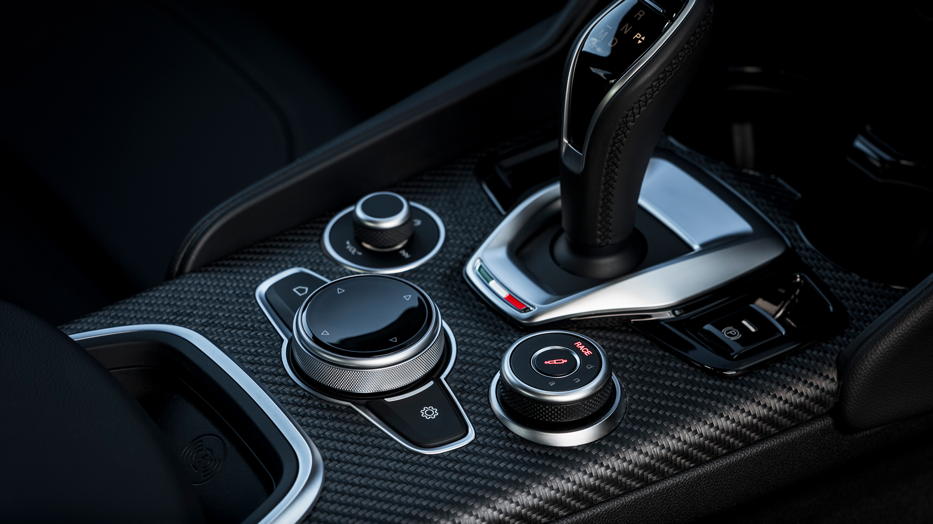 Alfa Romeo Giulia Quadrifoglio – centre console