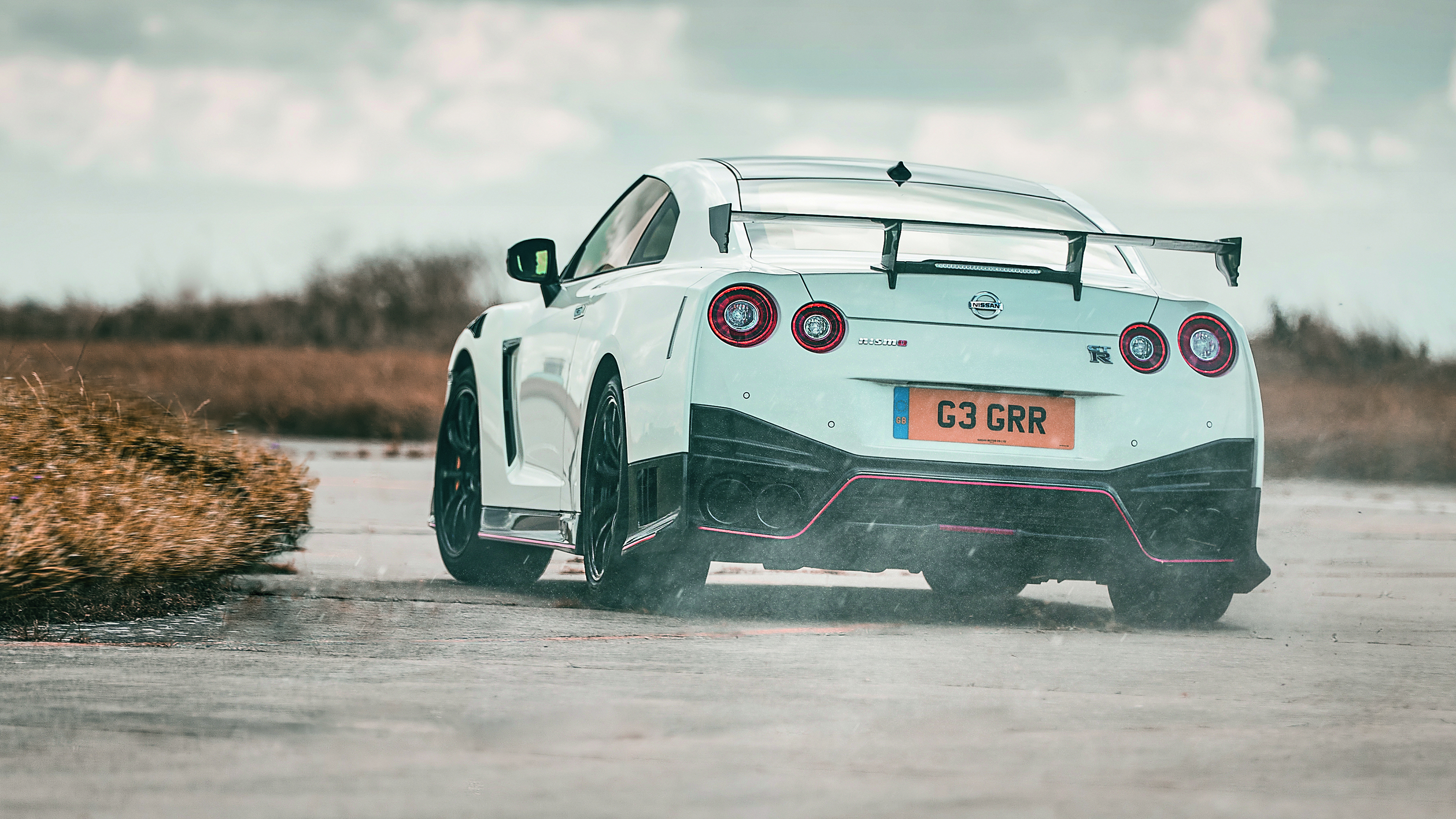 Nissan GT-R v Porsche 911 GT3 996