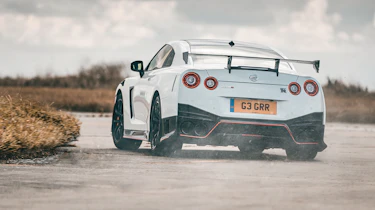 Nissan GT-R v Porsche 911 GT3 996