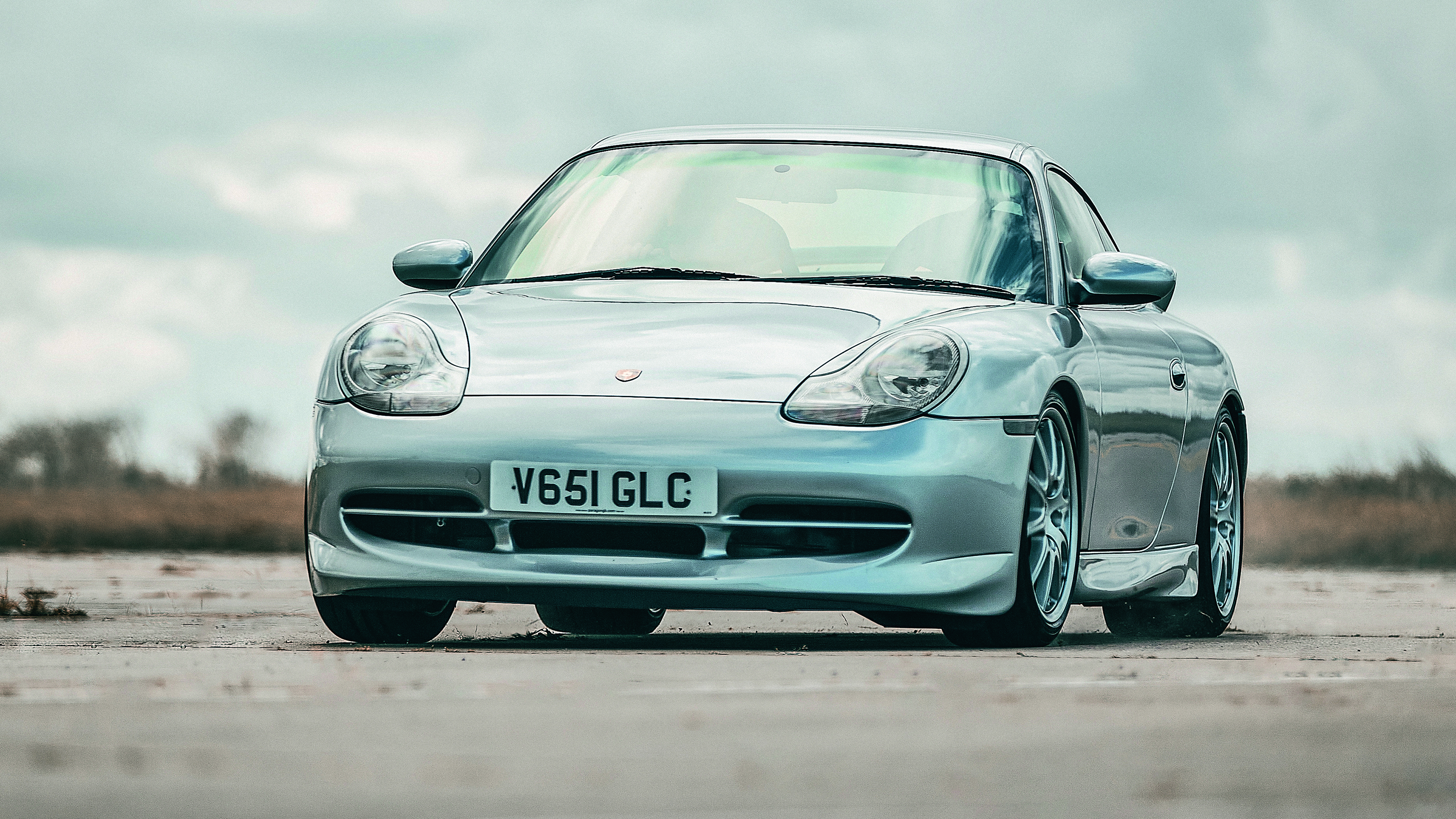 Nissan GT-R v Porsche 911 GT3 996