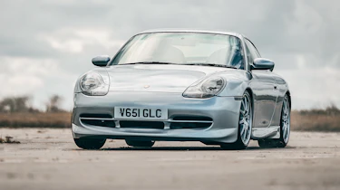 Nissan GT-R v Porsche 911 GT3 996