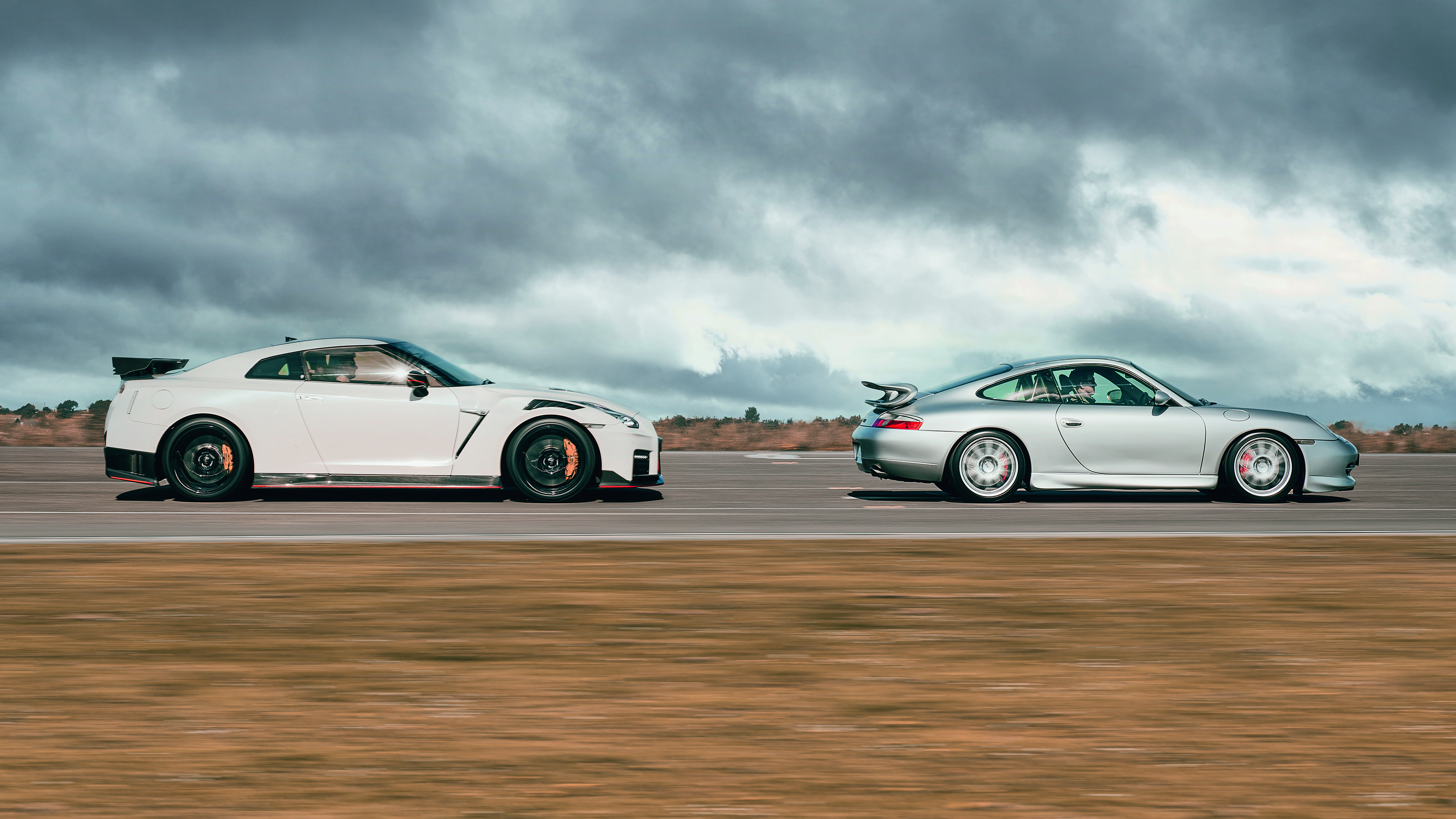 Nissan GT-R v Porsche 911 GT3 996