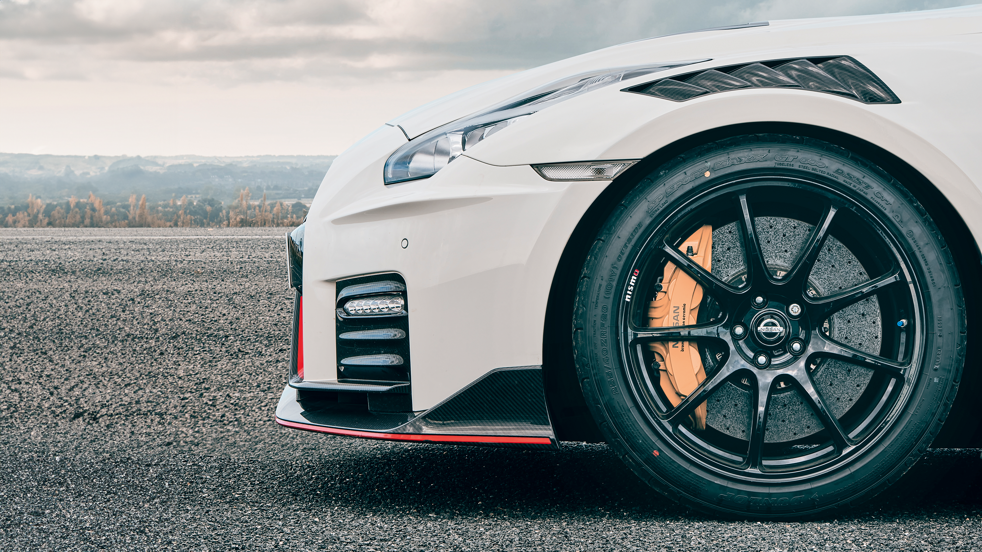 Nissan GT-R v Porsche 911 GT3 996