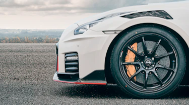 Nissan GT-R v Porsche 911 GT3 996
