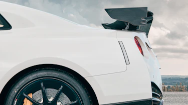 Nissan GT-R v Porsche 911 GT3 996