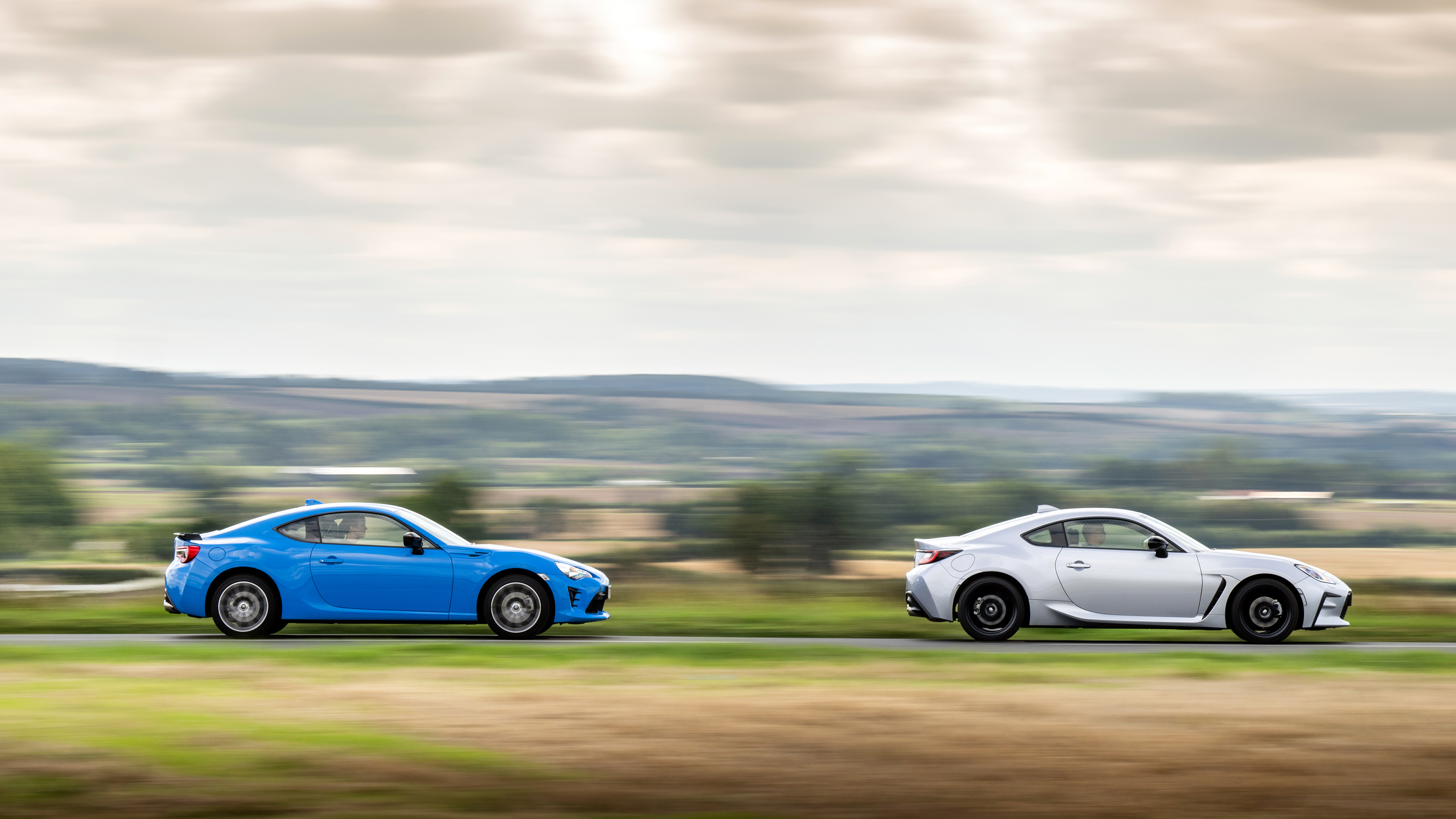 Toyota GT86 v GR86 – side