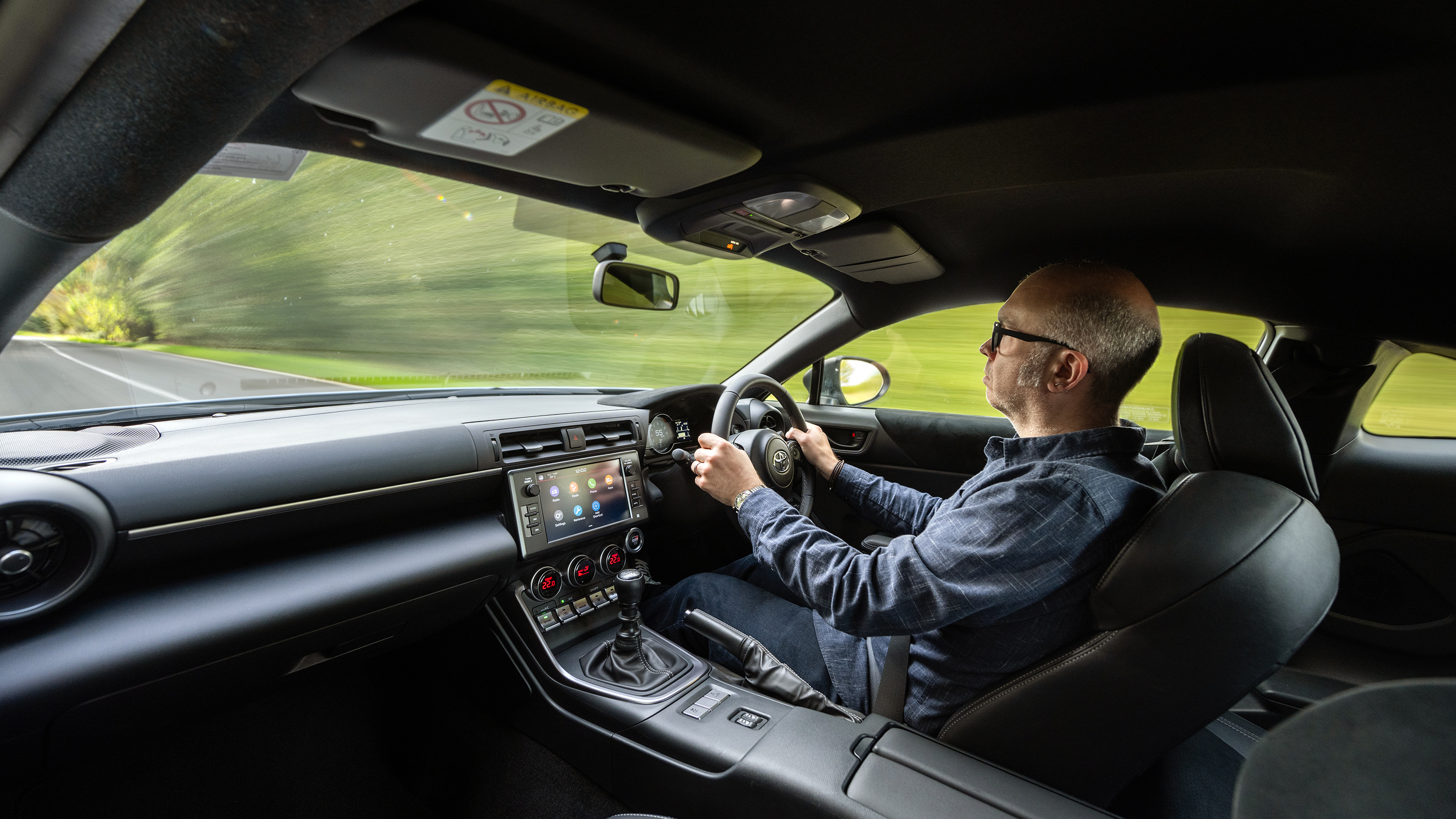 Toyota GT86 v GR86 – interior driving