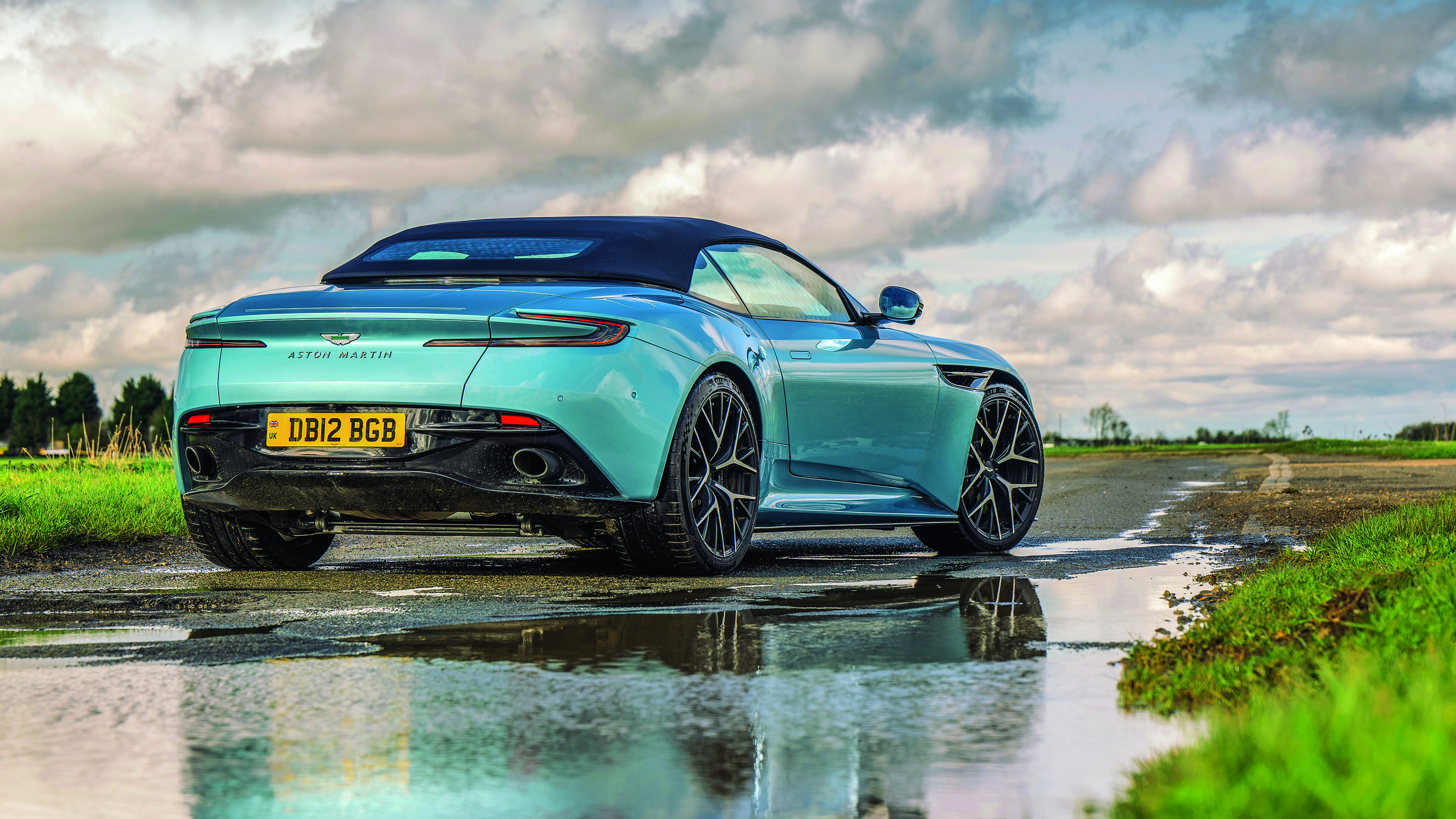Aston Martin DB12 Volante