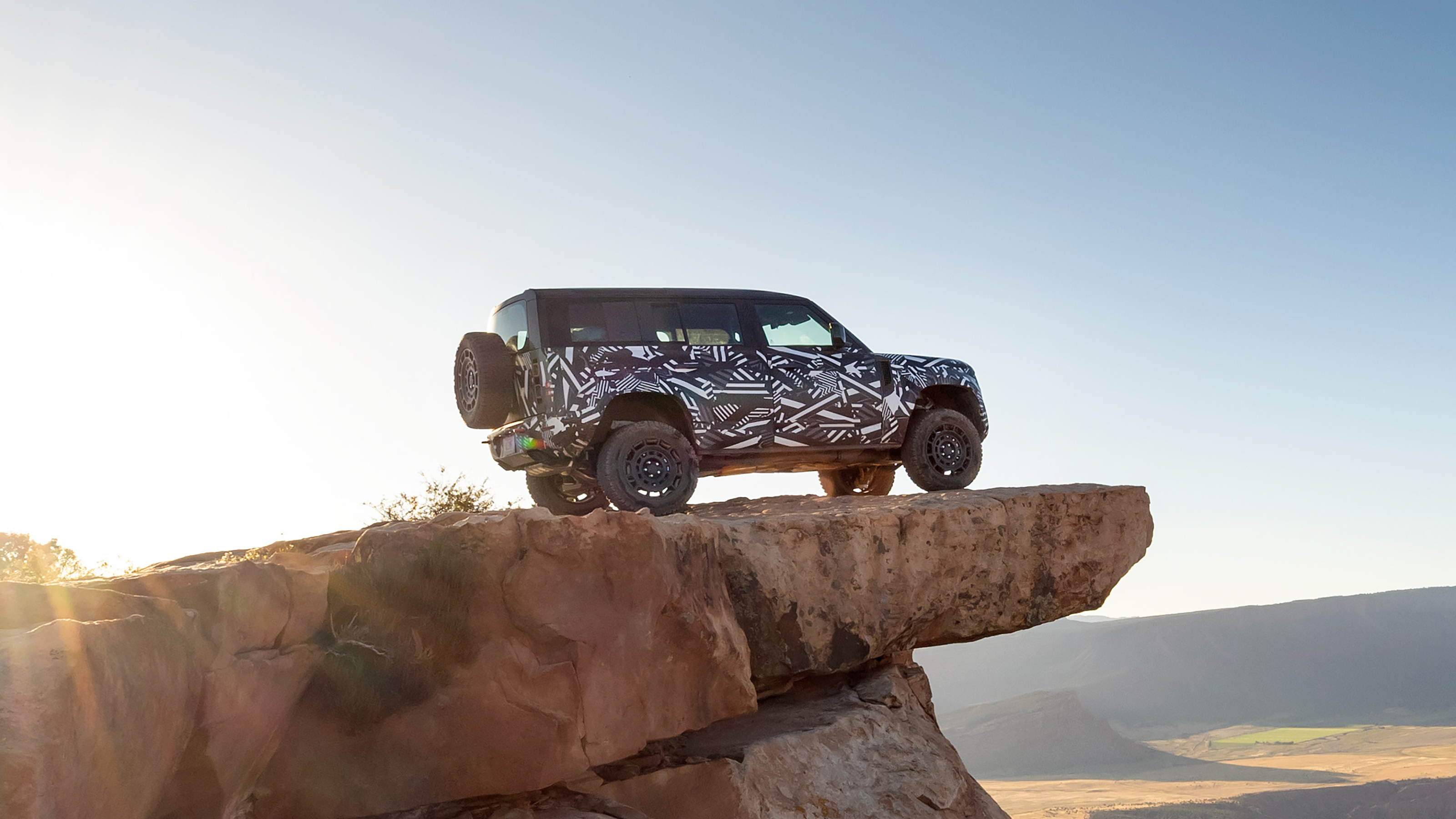 Land Rover Defender OCTA – side