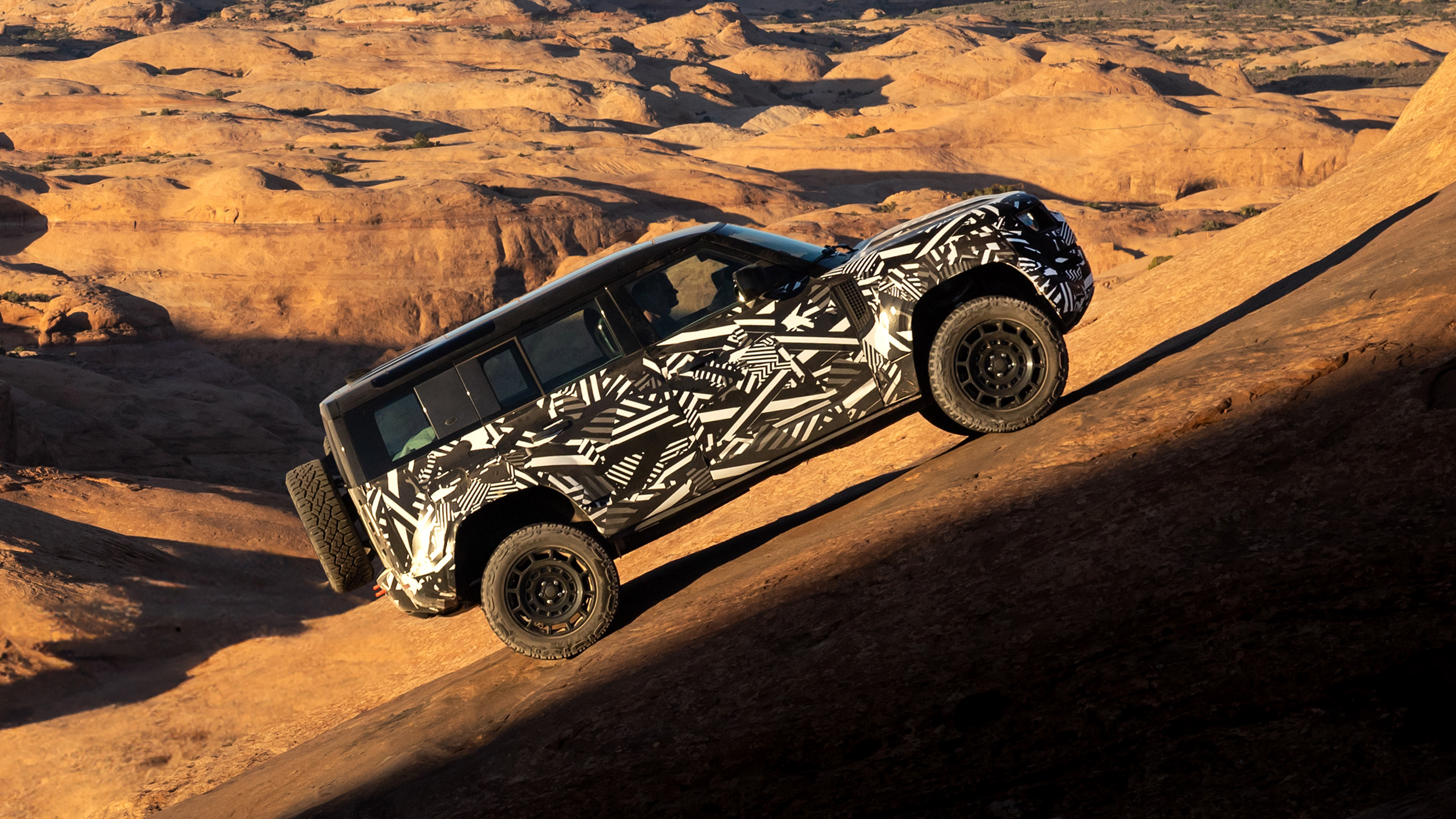 Land Rover Defender OCTA – side