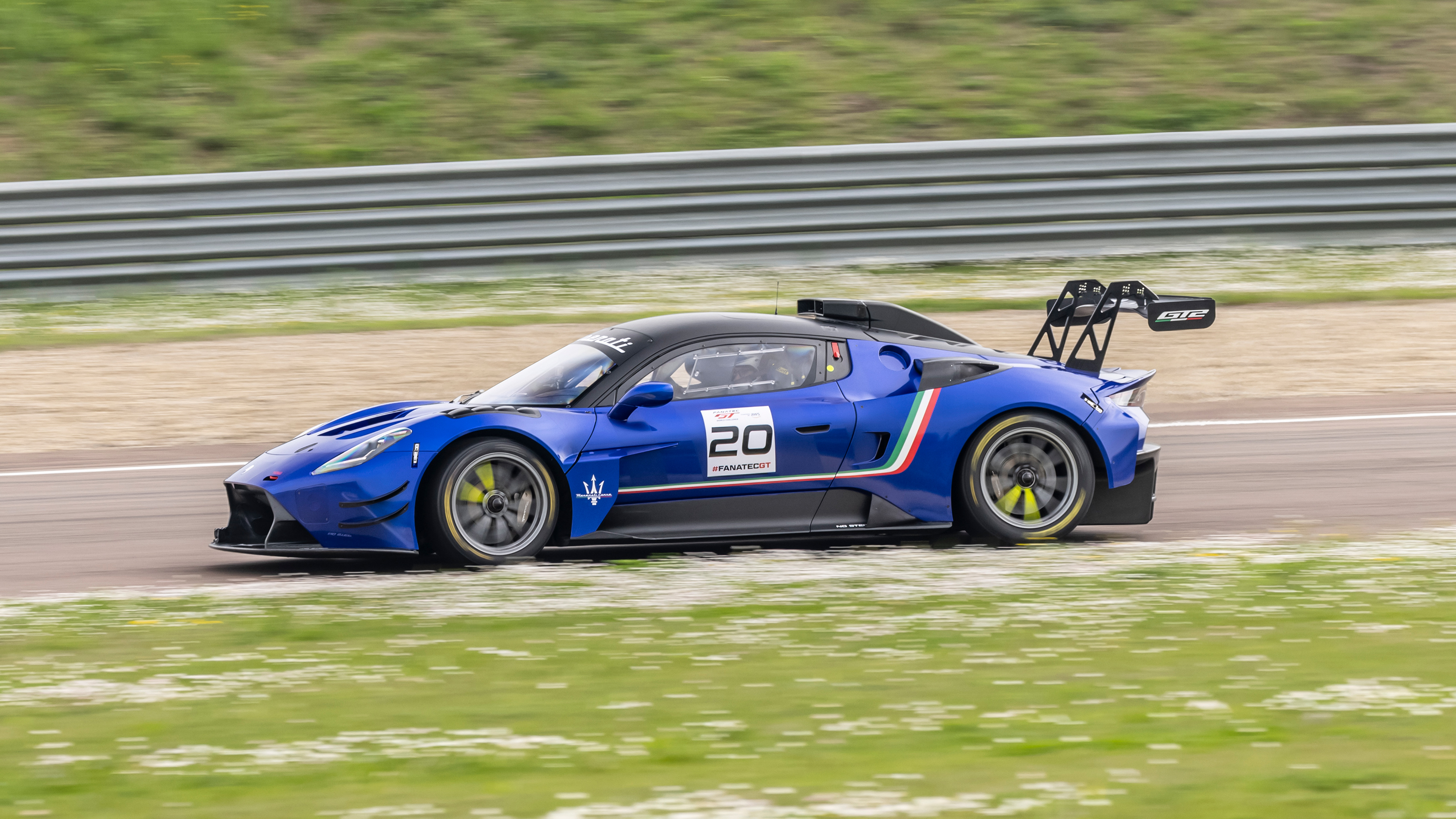 Maserati MC20 GT2 – side