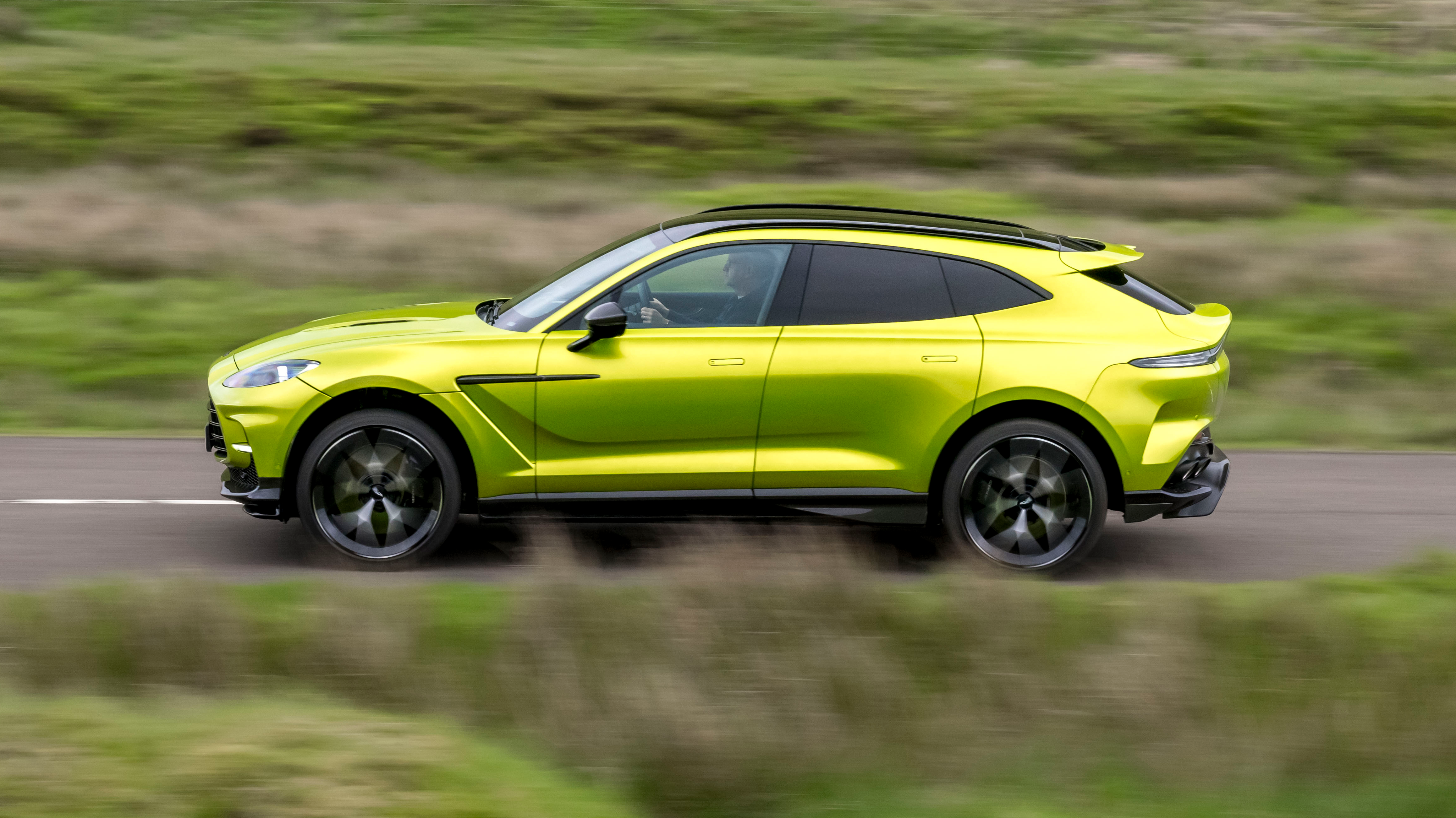 Aston Martin DBX707