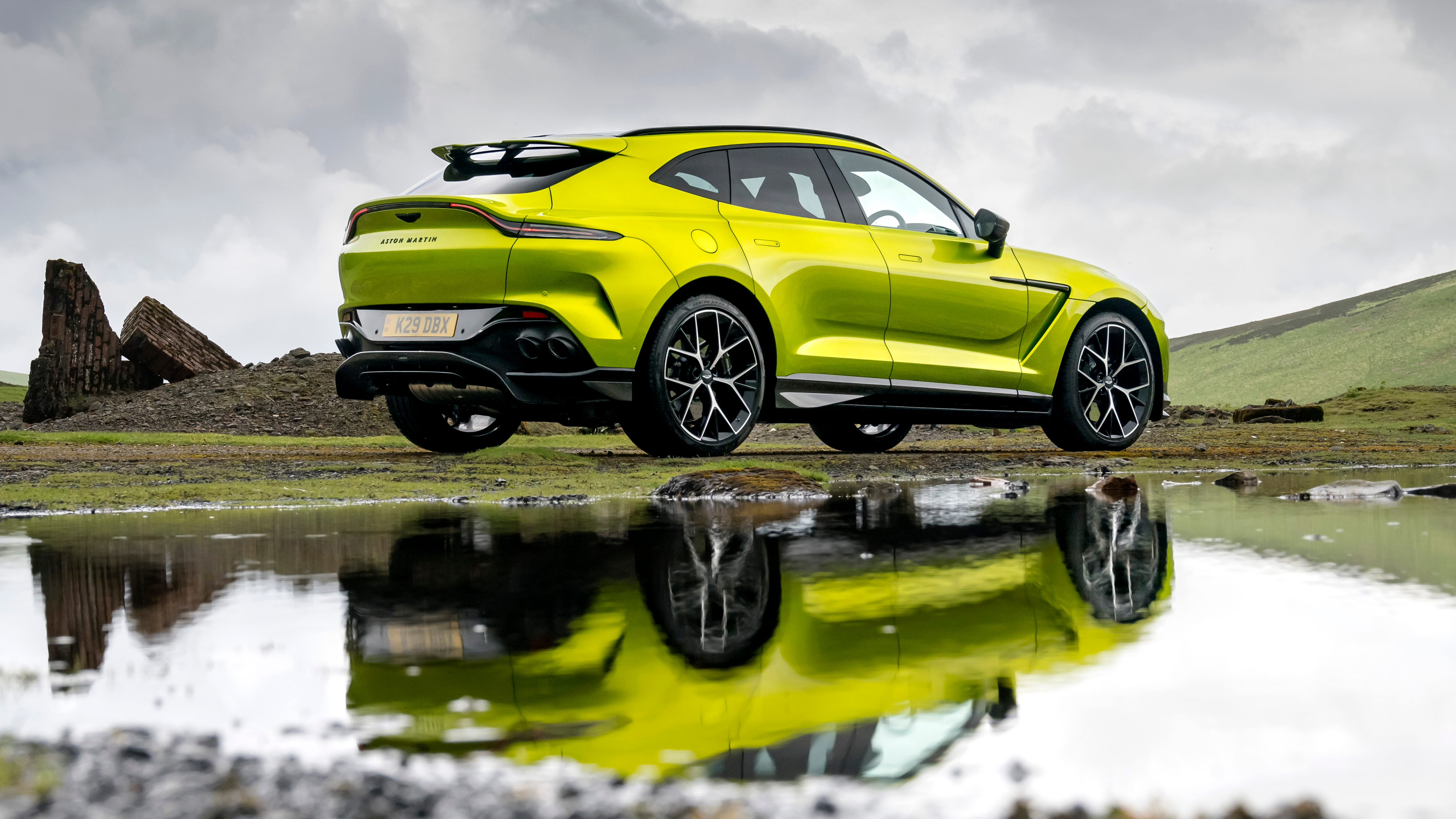 Aston Martin DBX707