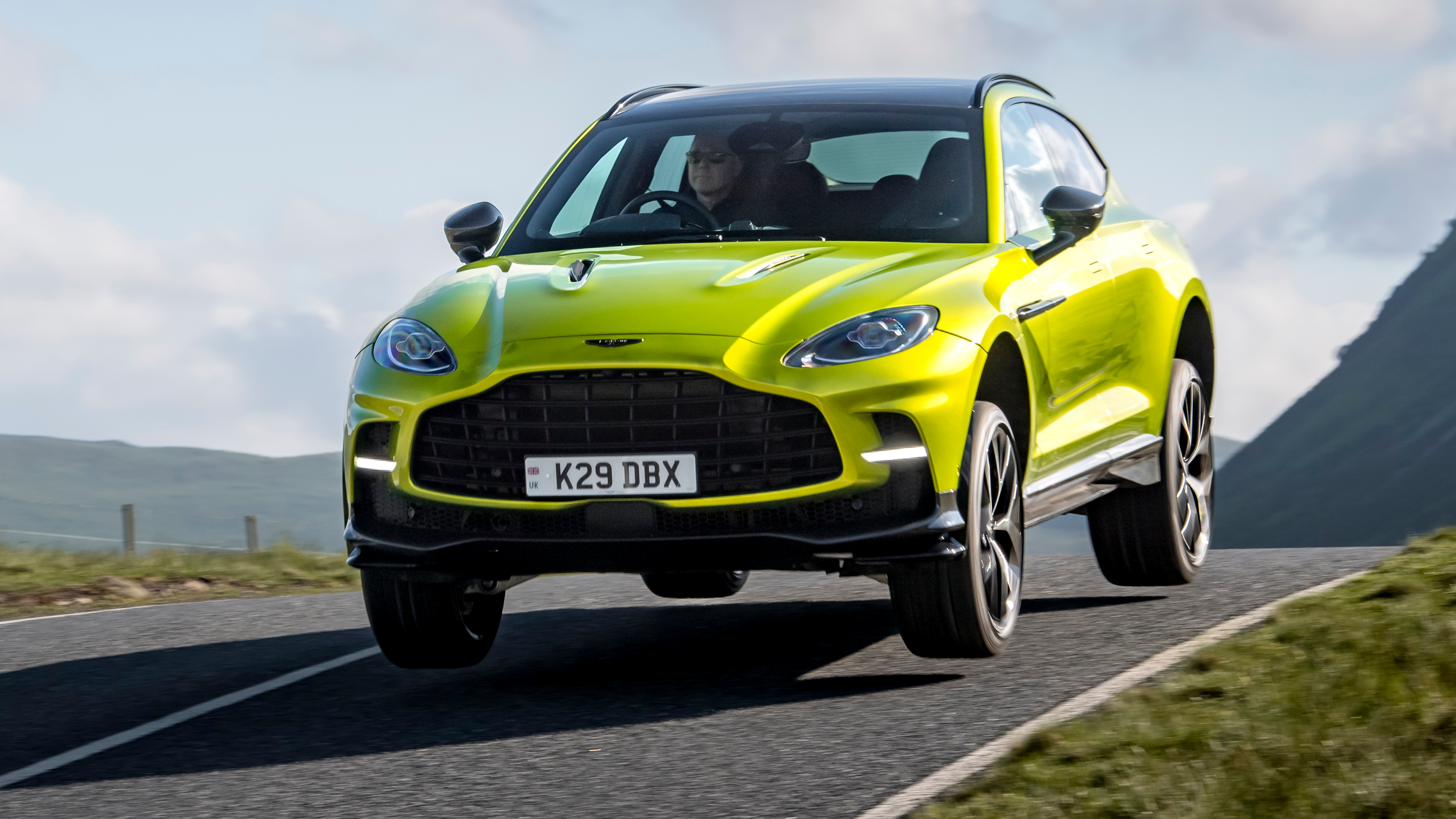 Aston Martin DBX707
