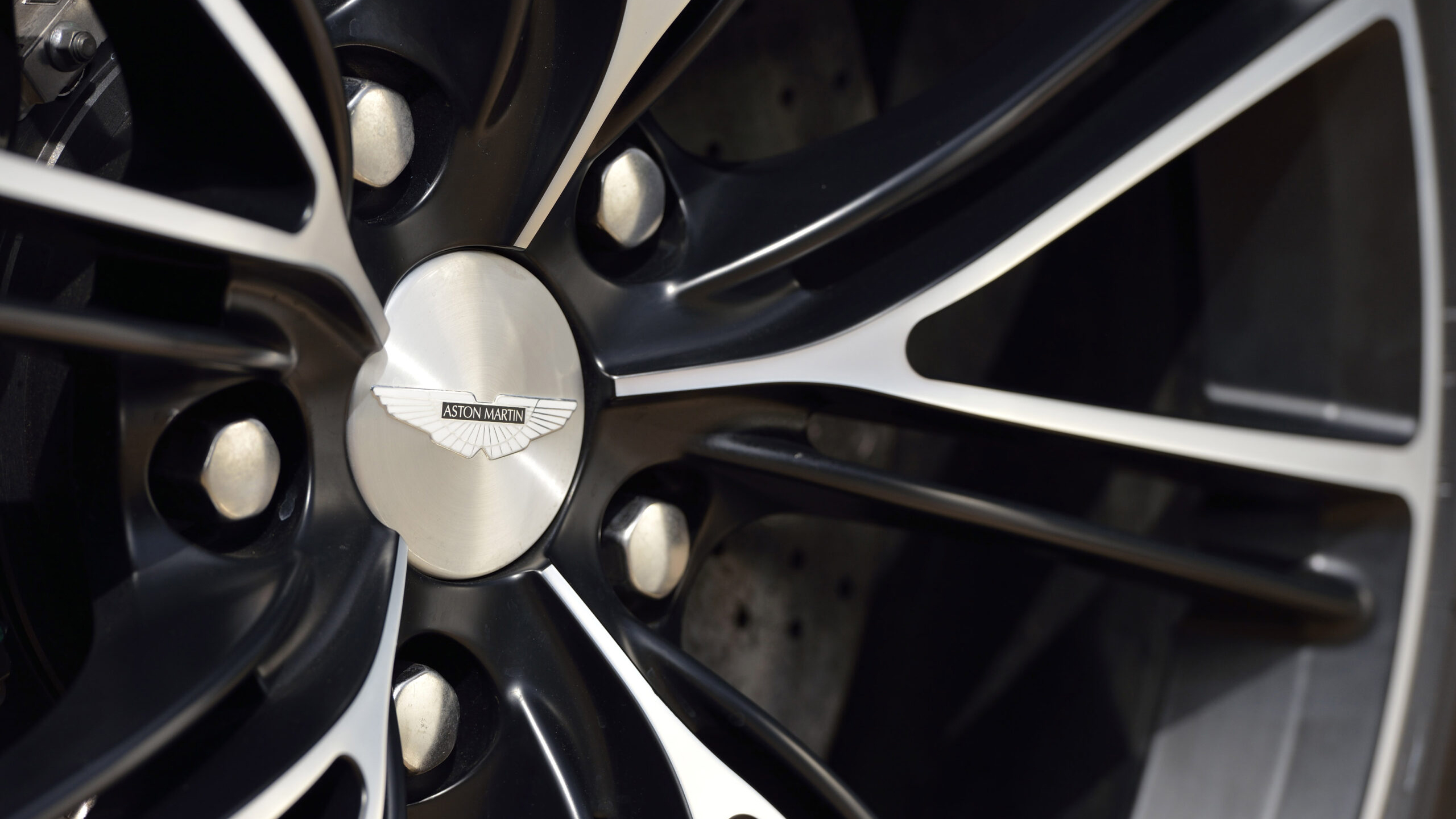 Aston Martin Vanquish 