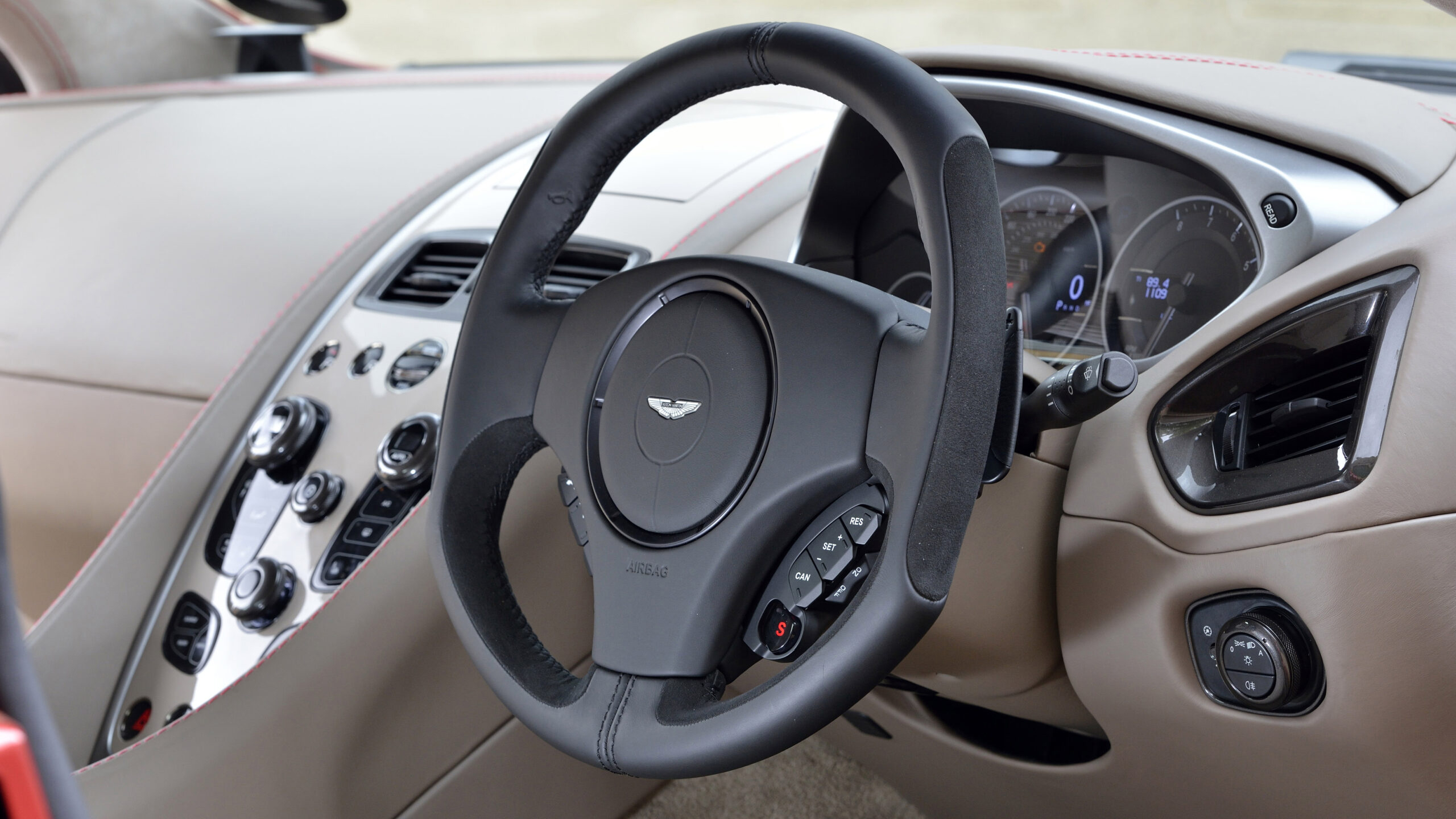 Aston Martin Vanquish 