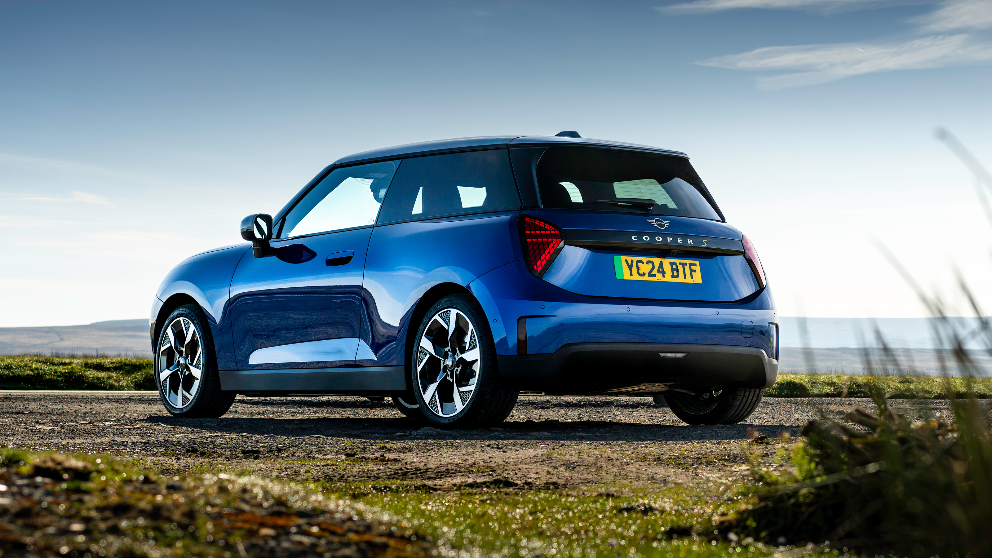 Mini Cooper SE – rear
