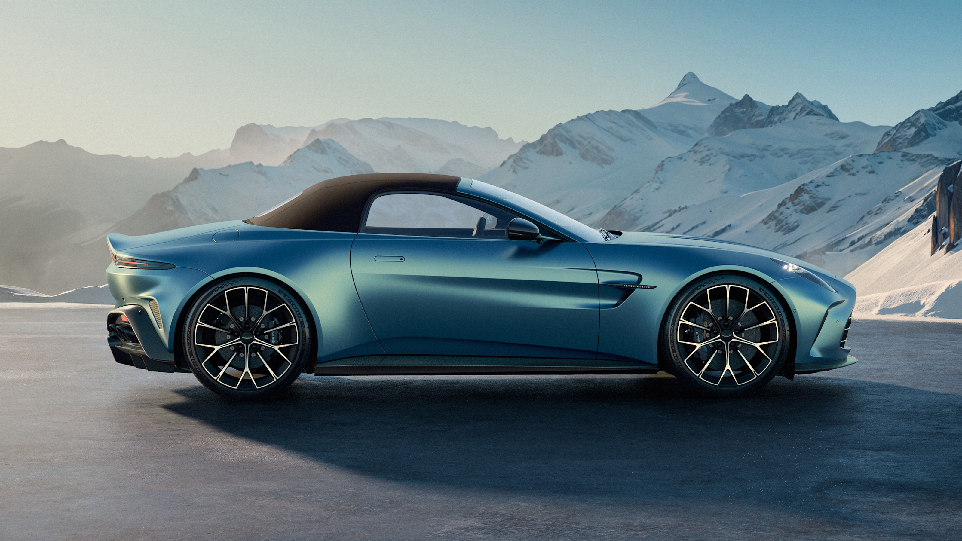 Aston Martin Vantage Roadster – side