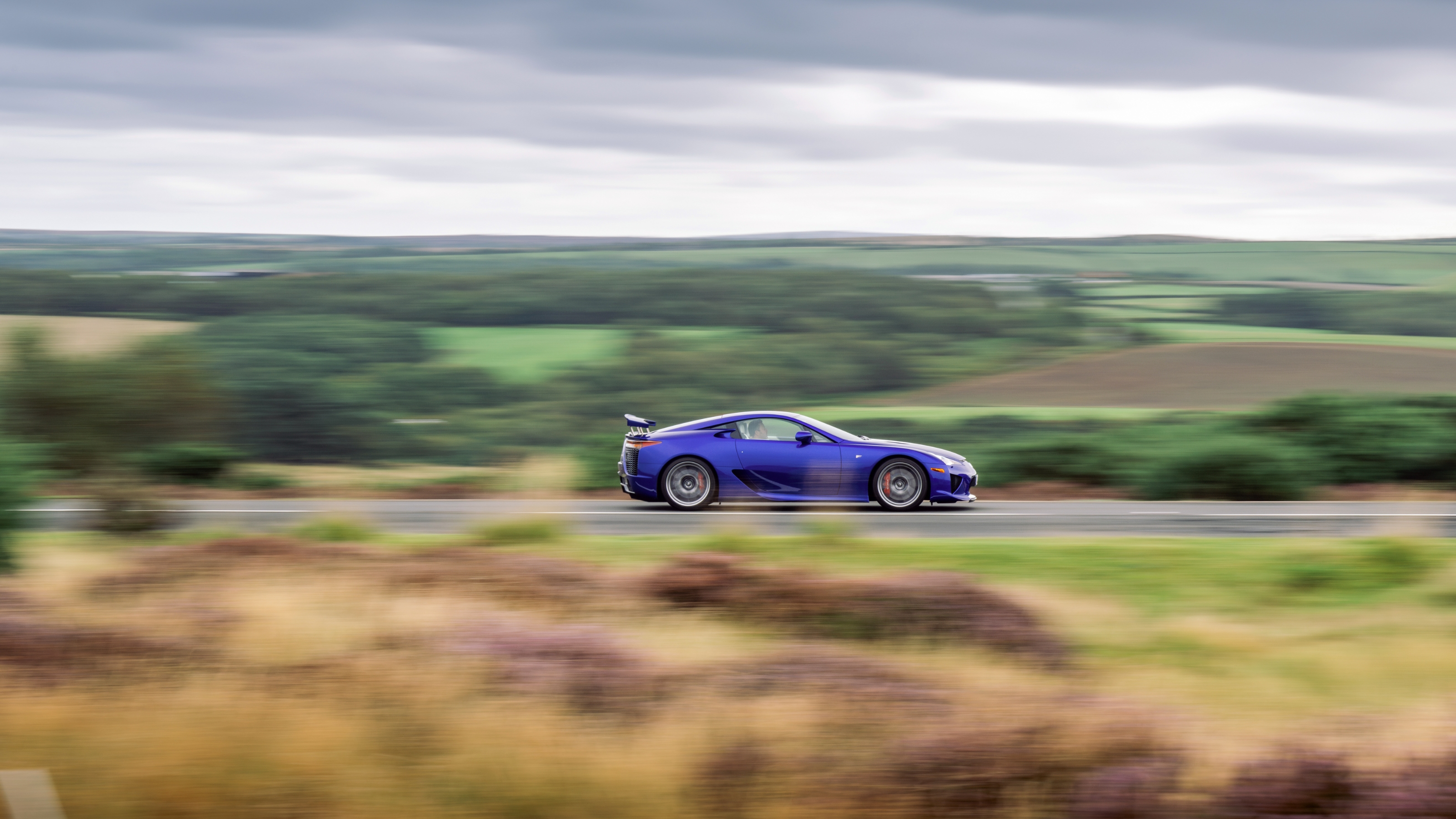 Lexus LFA side