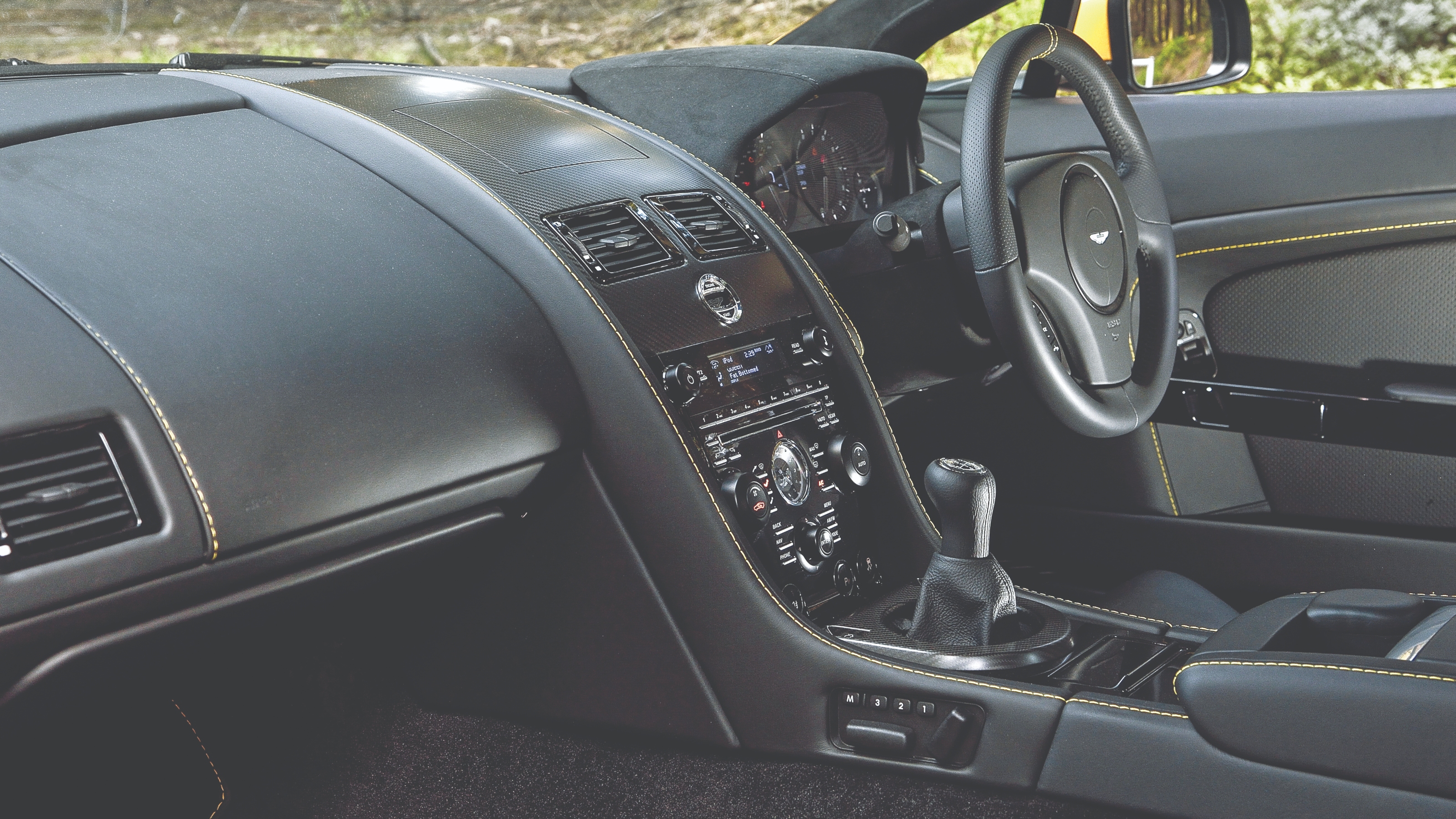 Aston Martin V8 Vantage interior