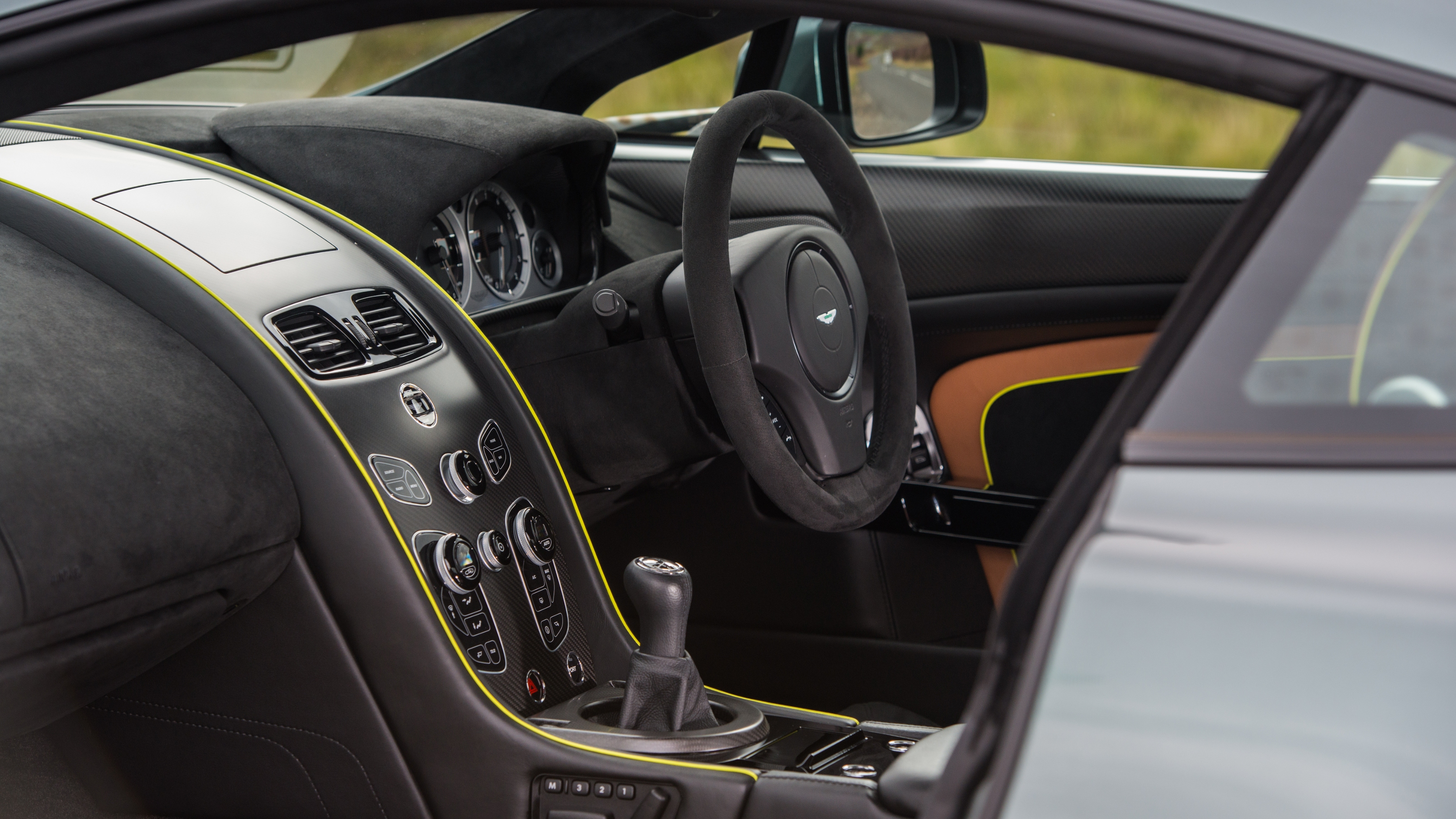 Aston Martin V8 Vantage interior