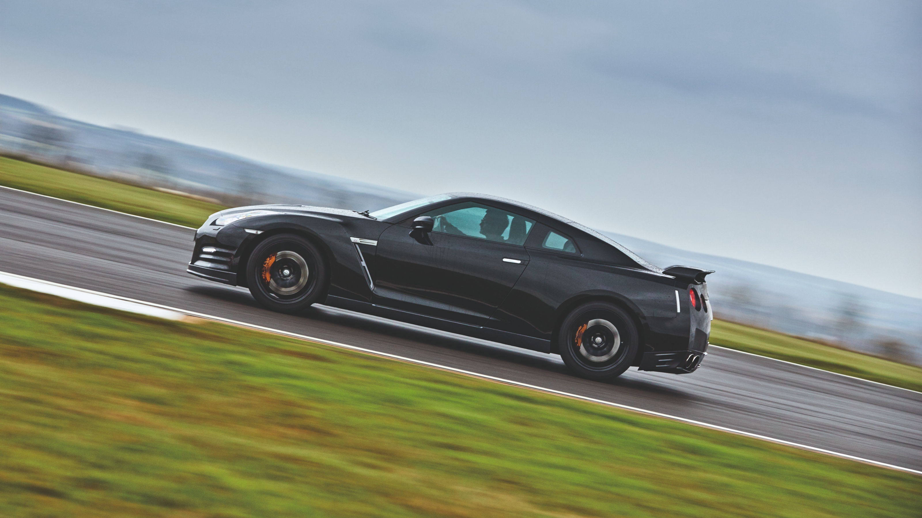 Nissan GT-R side