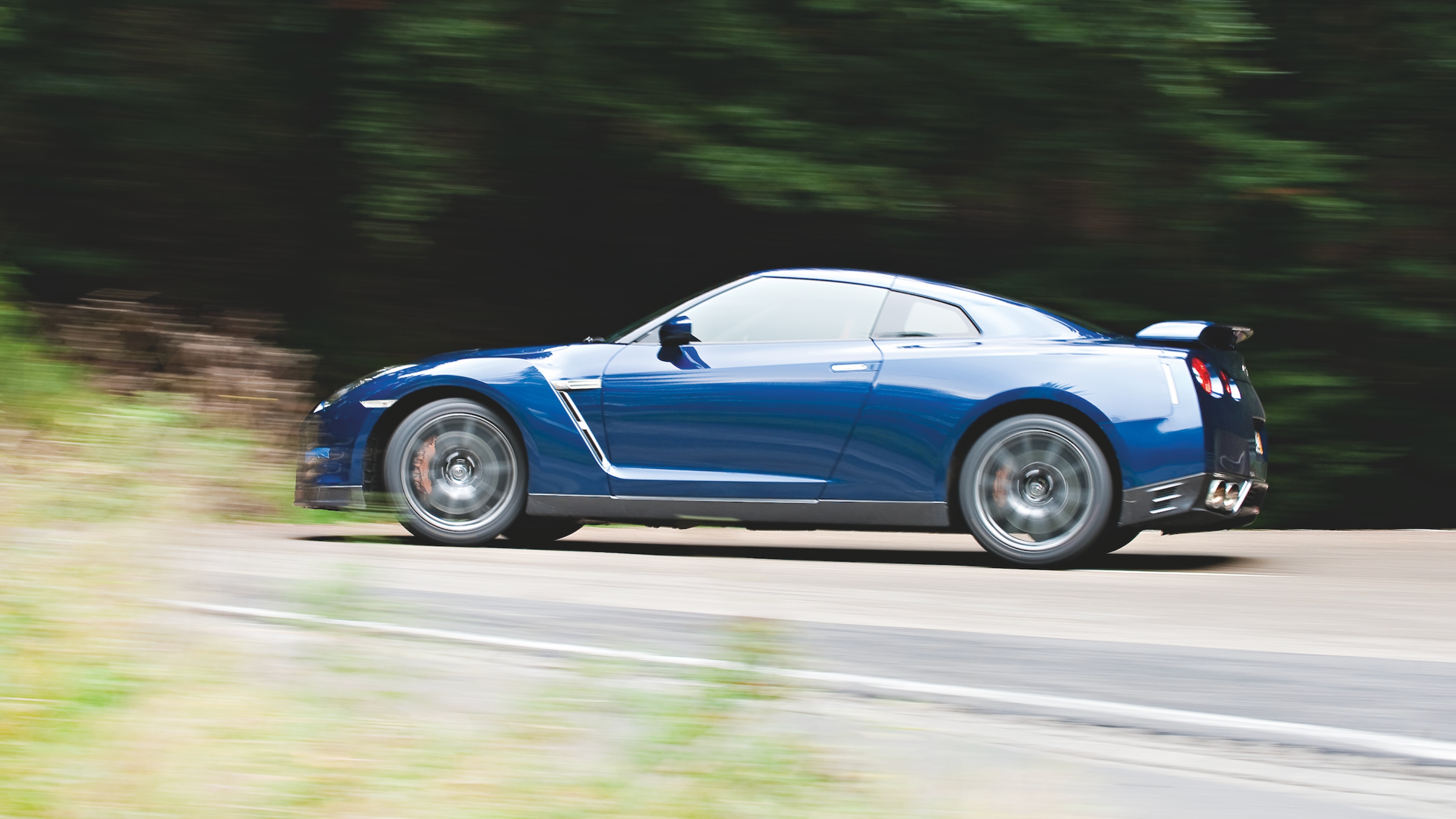 Nissan GT-R side