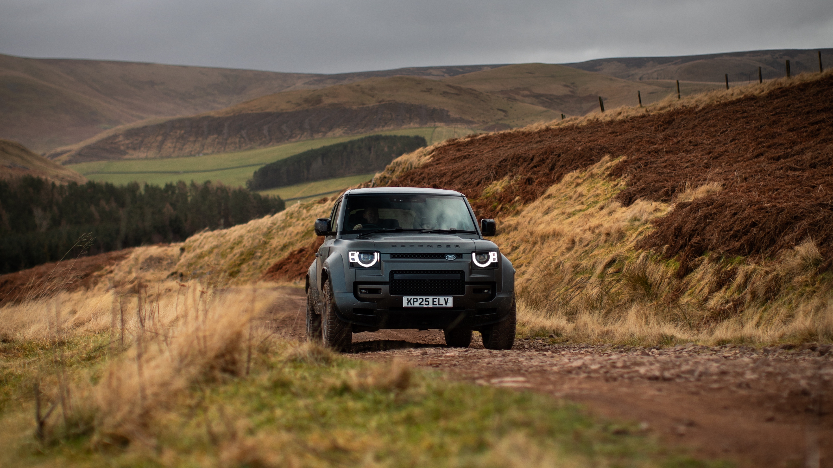 Land Rover Defender Octa front off-roading