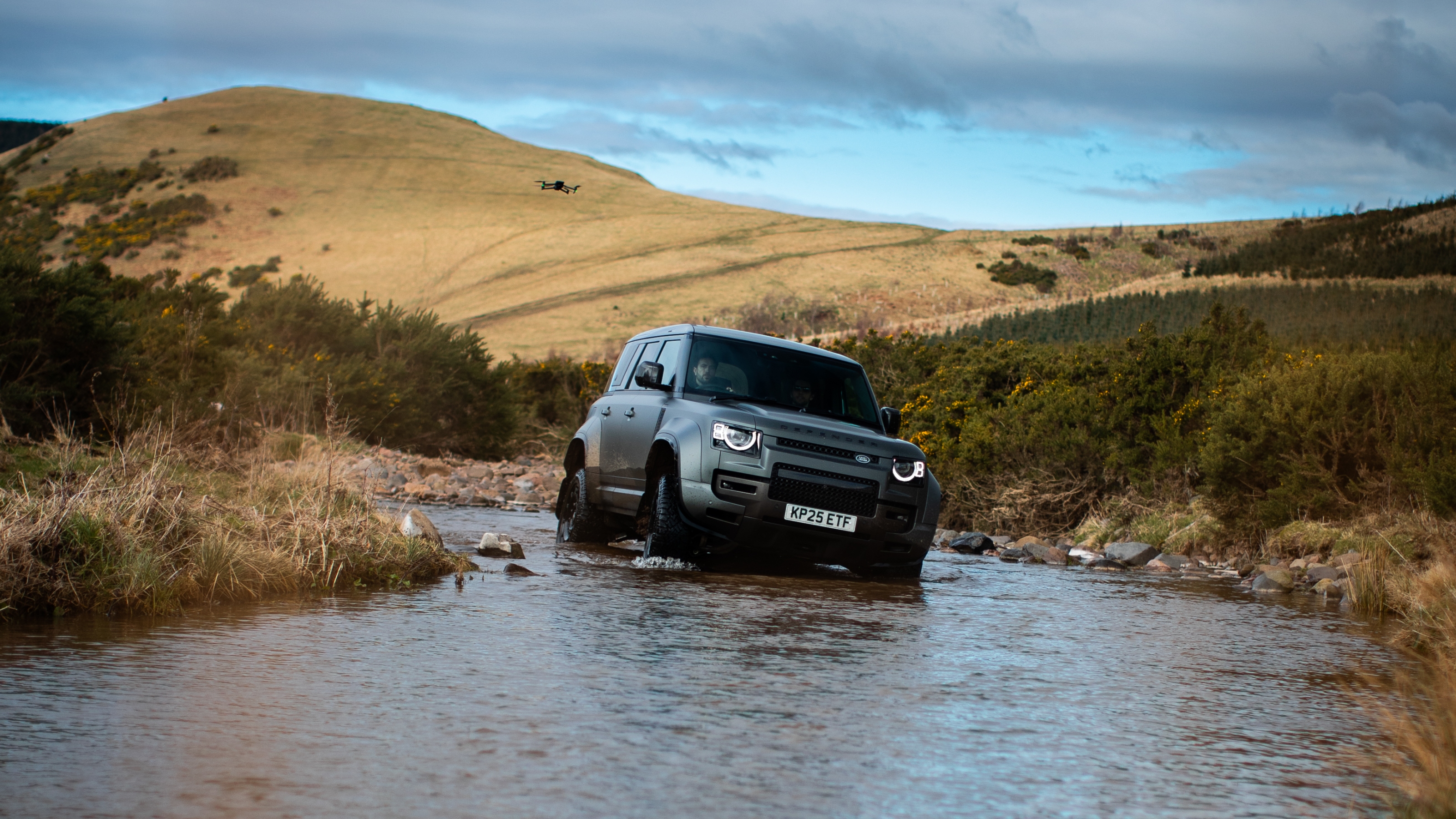 Land Rover Defender Octa front
