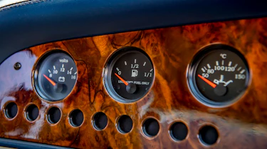 Aston Martin Vantage V550 – interior details