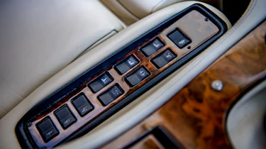Aston Martin Vantage V550 – interior details