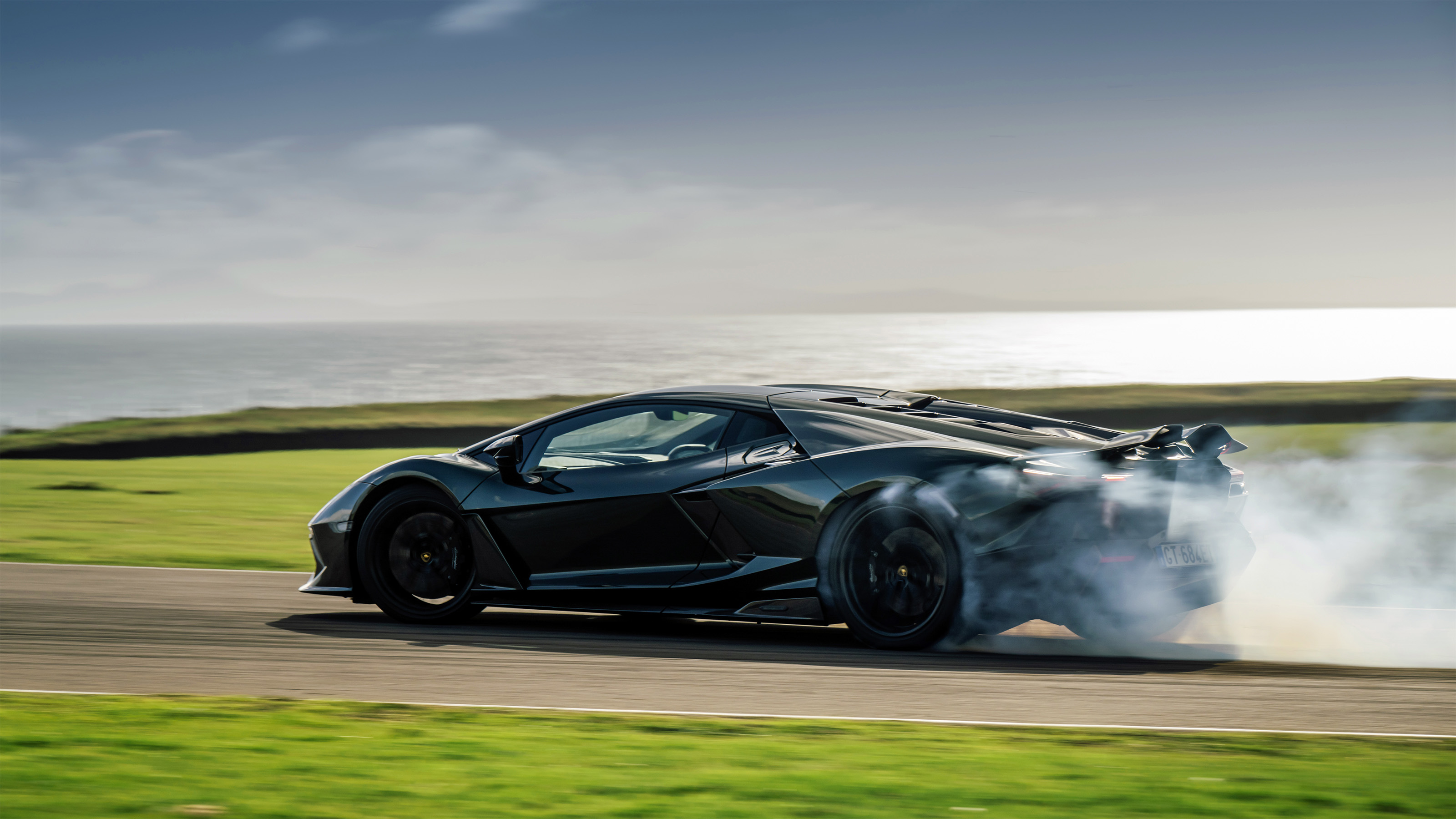 Lamborghini Revuelto – side