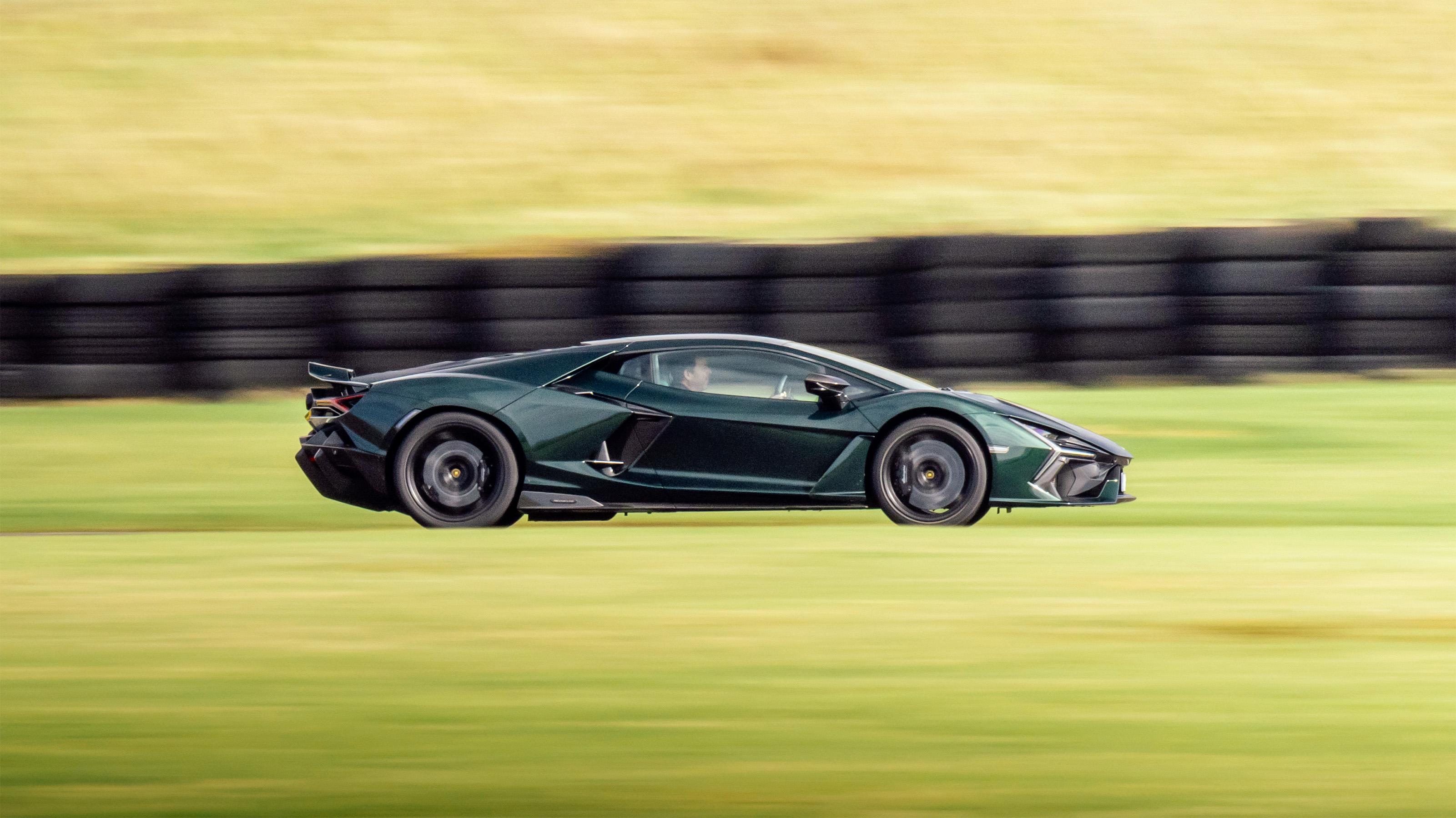 Lamborghini Revuelto – side