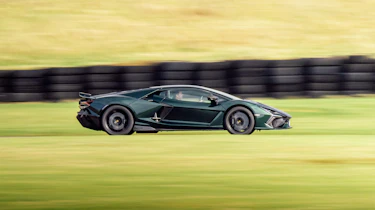 Lamborghini Revuelto – side