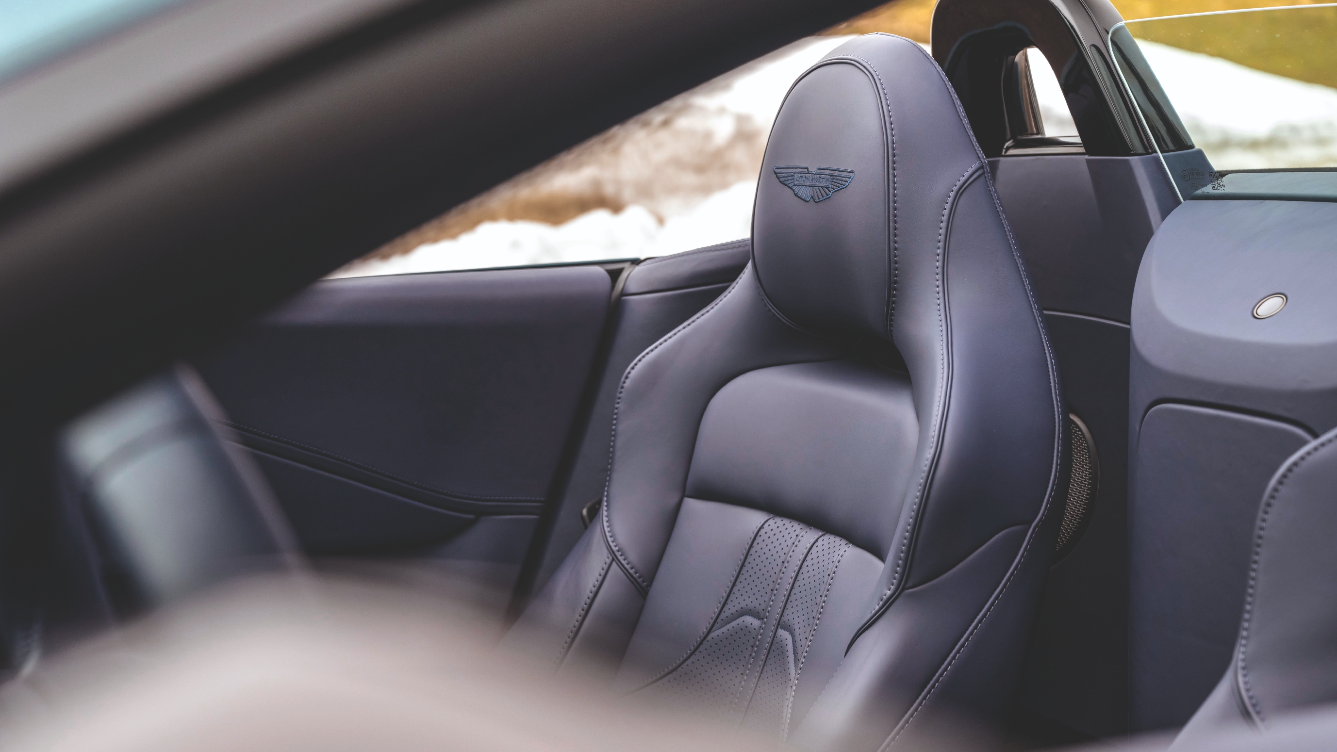 Aston Martin Vantage Roadster – interior