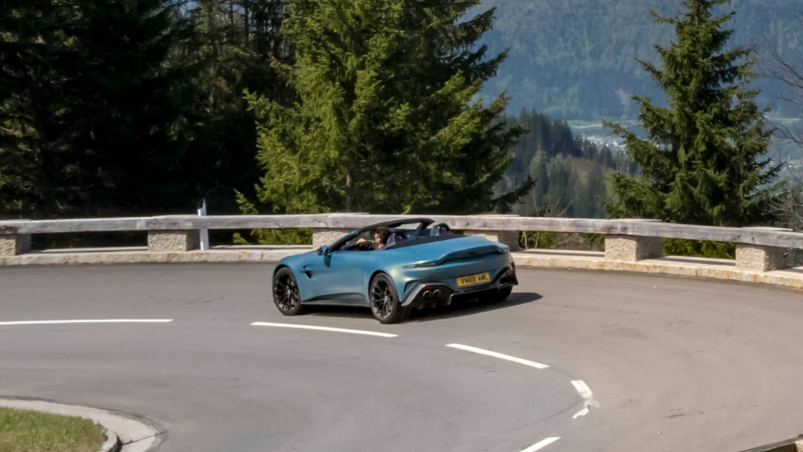 Aston Martin Vantage Roadster – rear