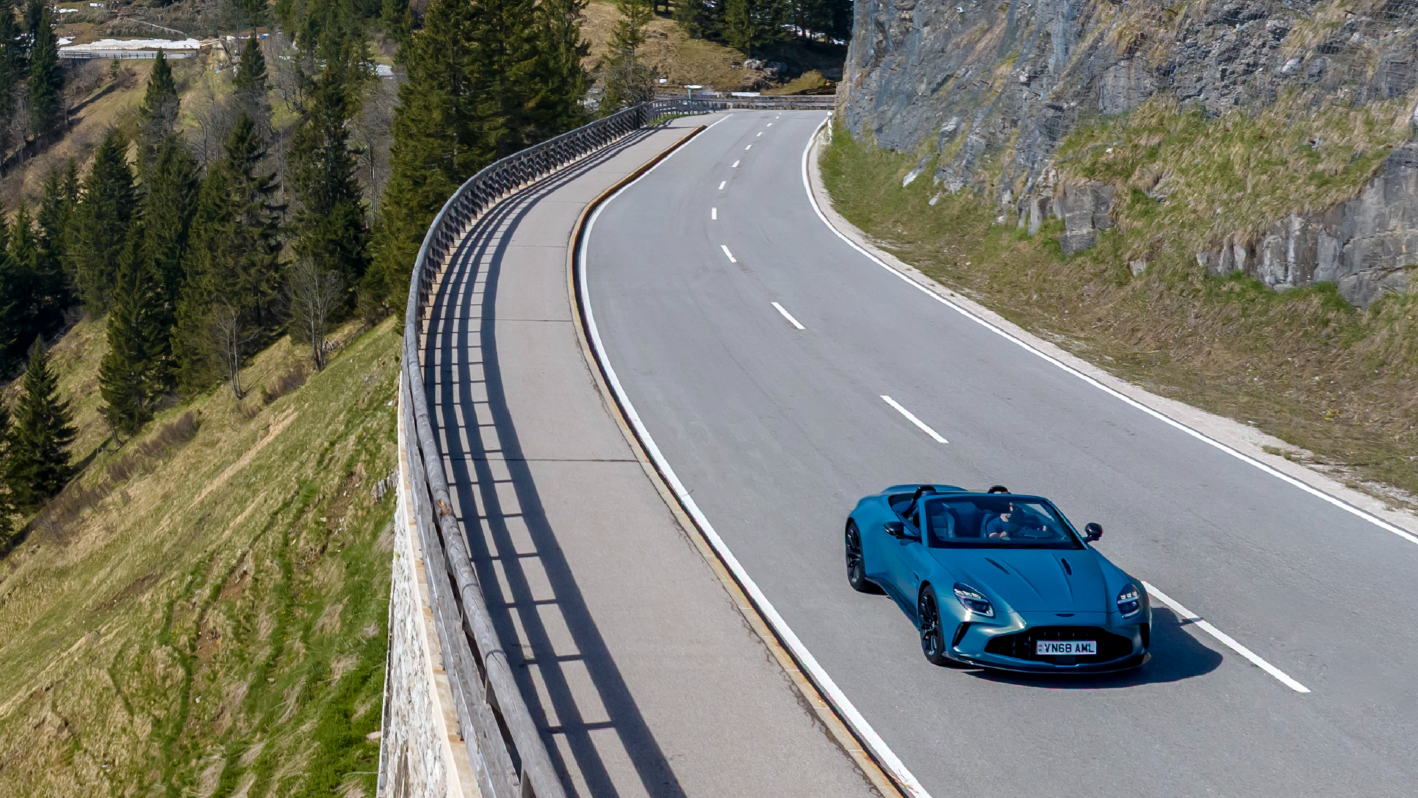 Aston Martin Vantage Roadster – front