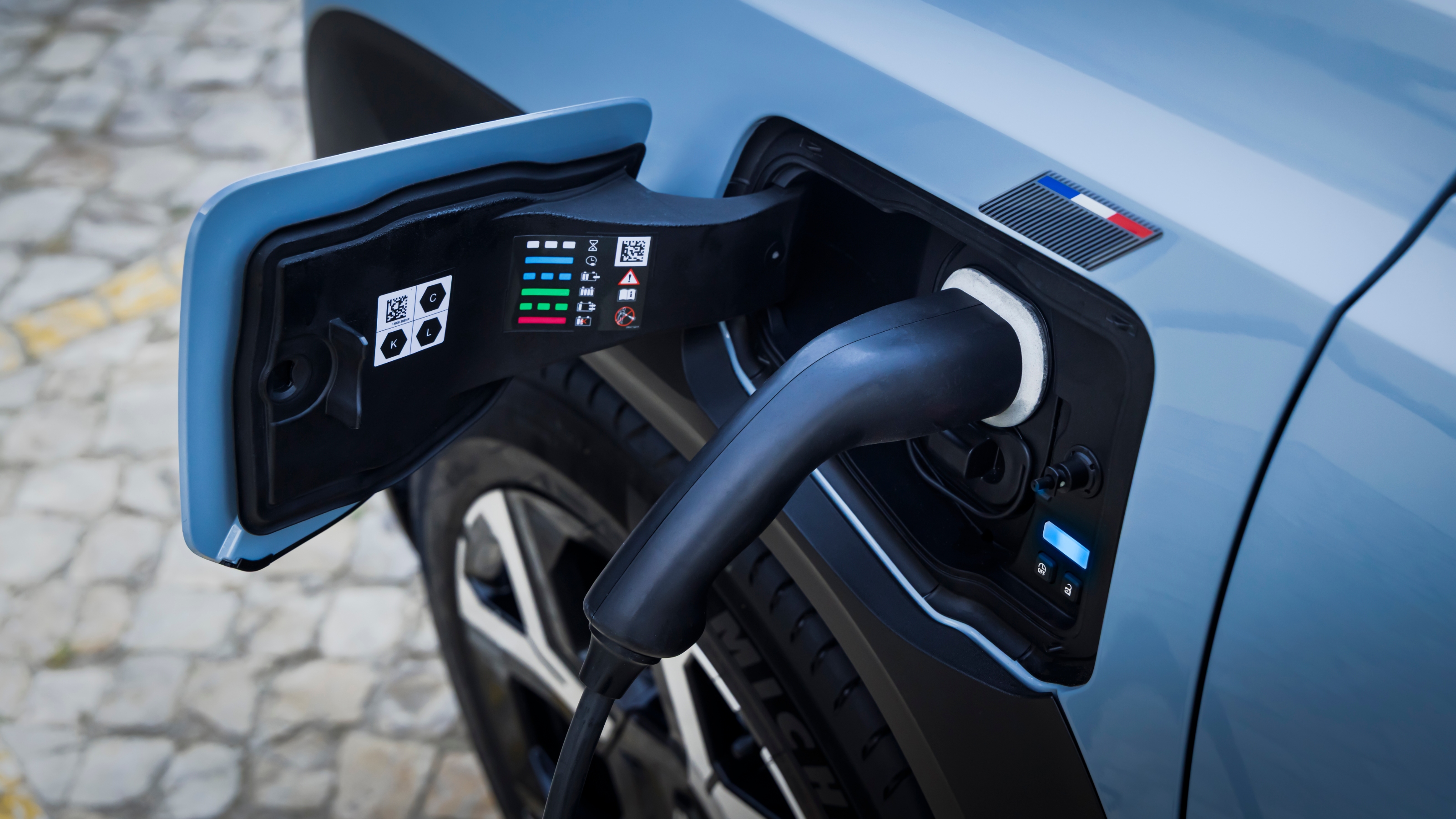 Renault 4 charging