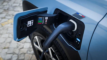 Renault 4 charging
