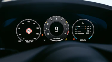 Porsche 911 Carrera T – digital dials