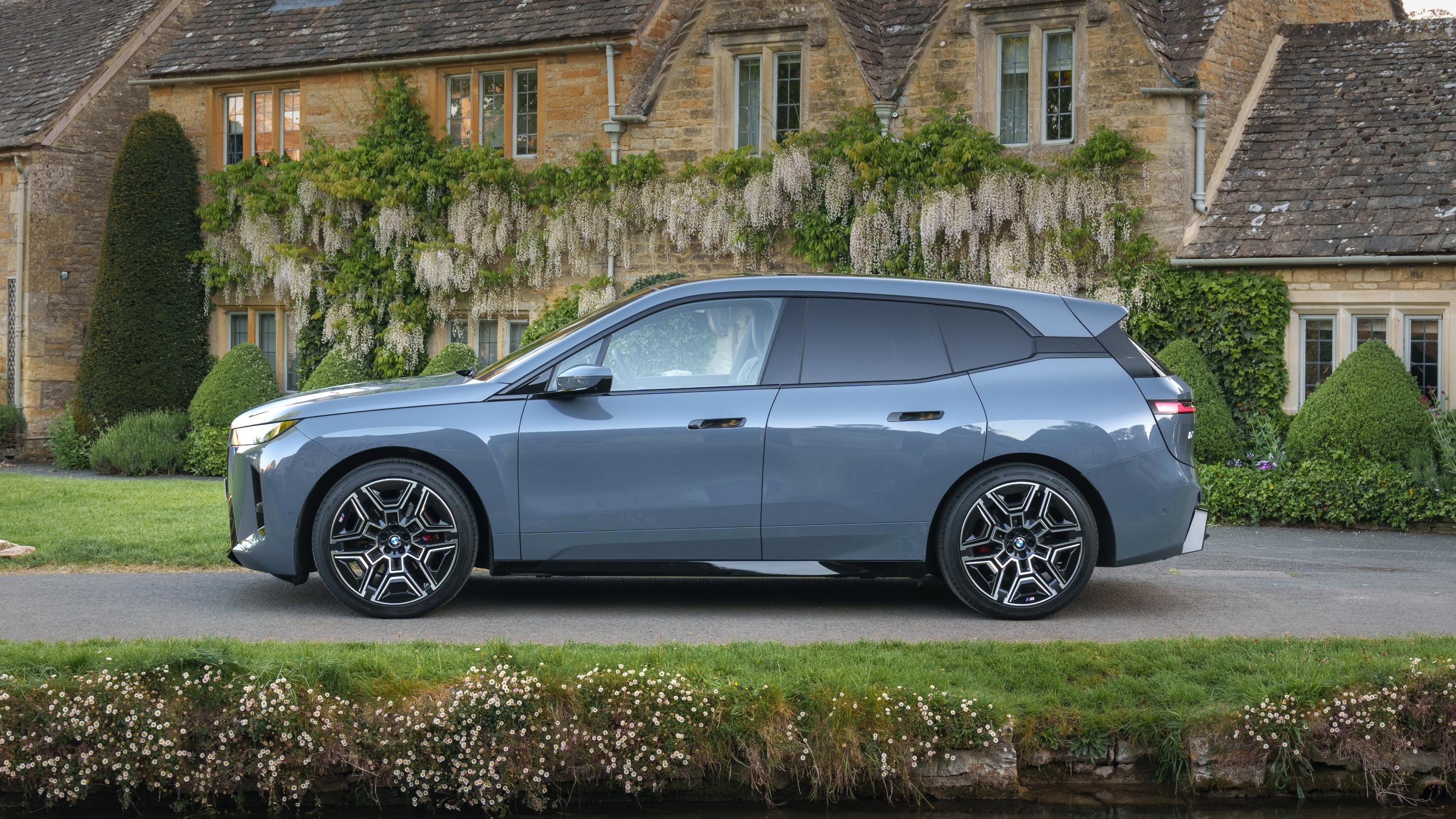 BMW iX 2025 – side
