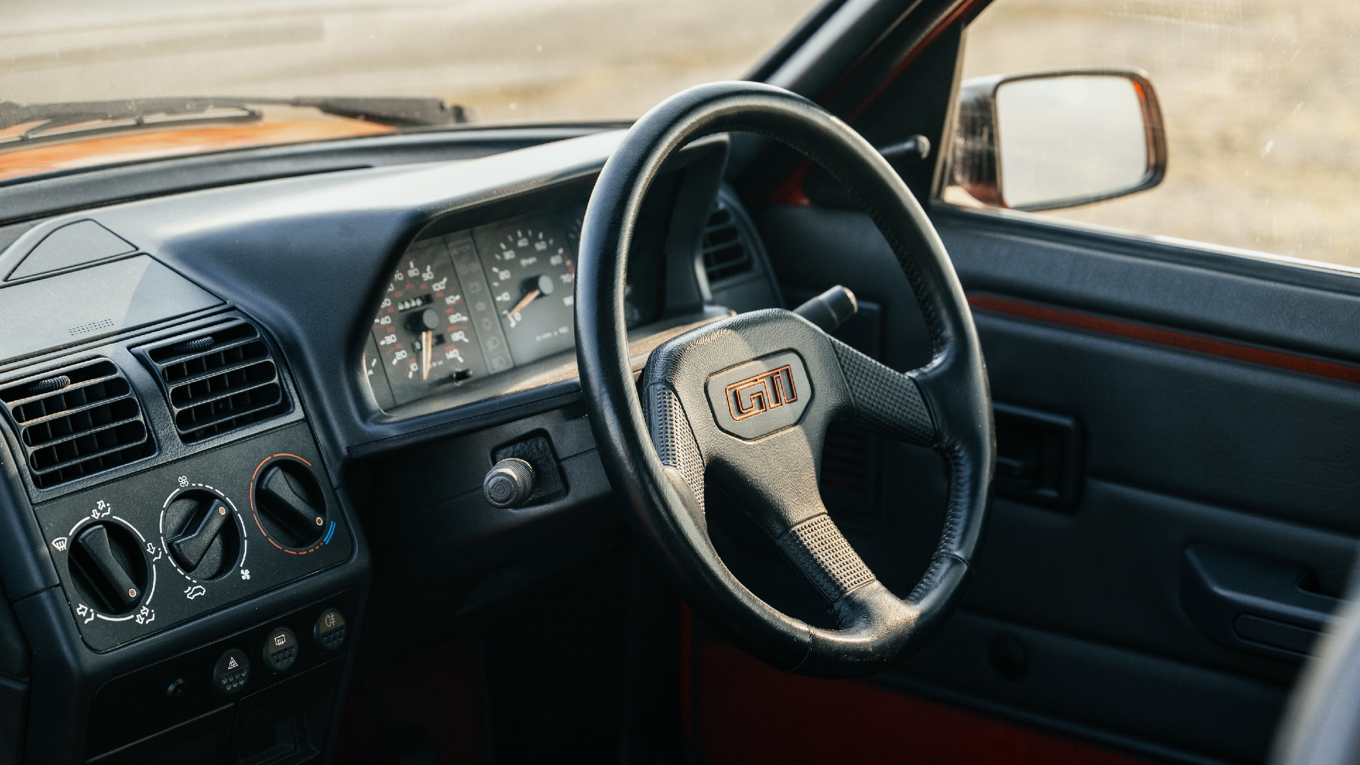 Peugeot 205 GTI – interior
